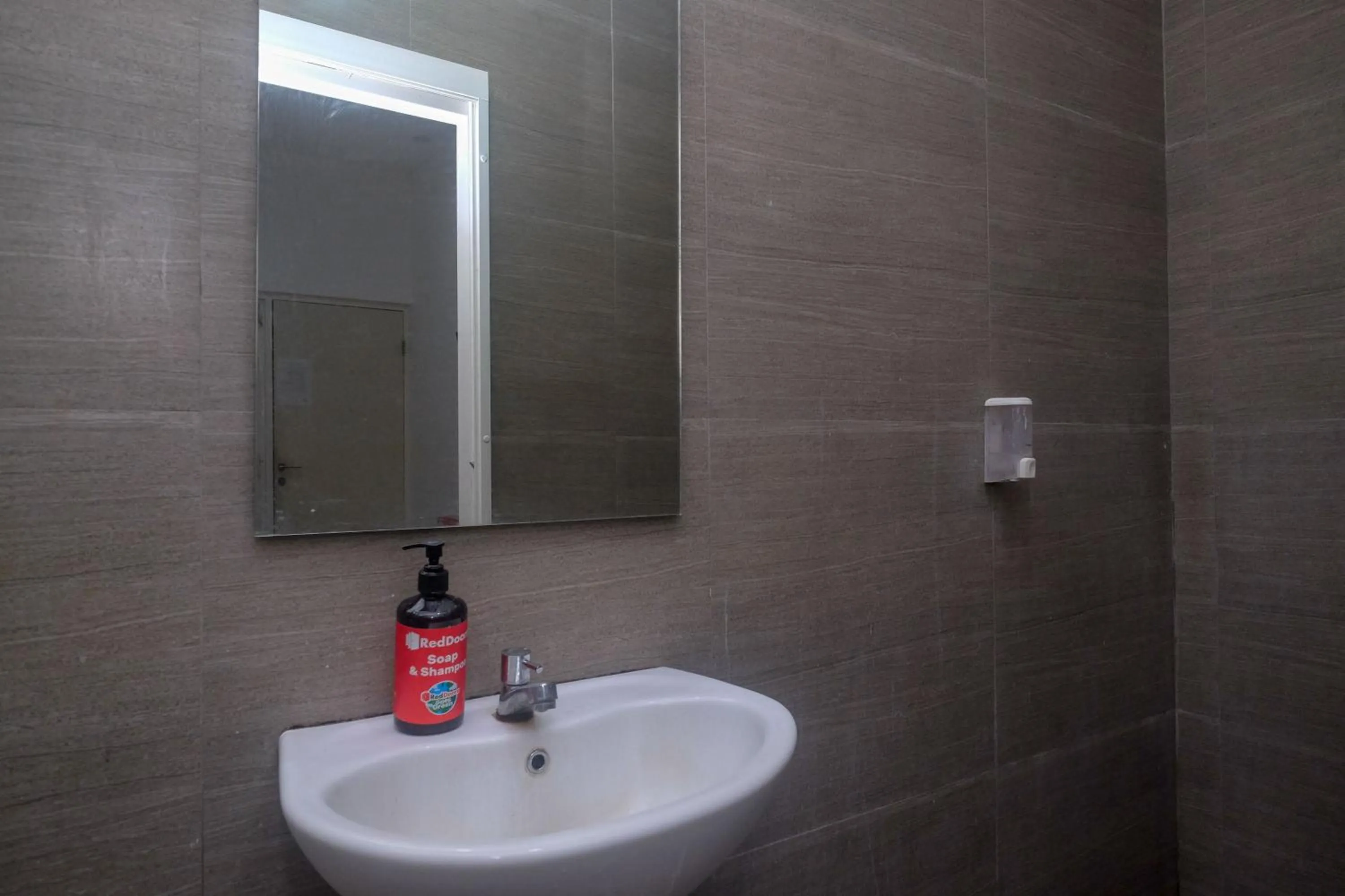 Bathroom in RedDoorz Syariah Near Simpang Lima Semarang