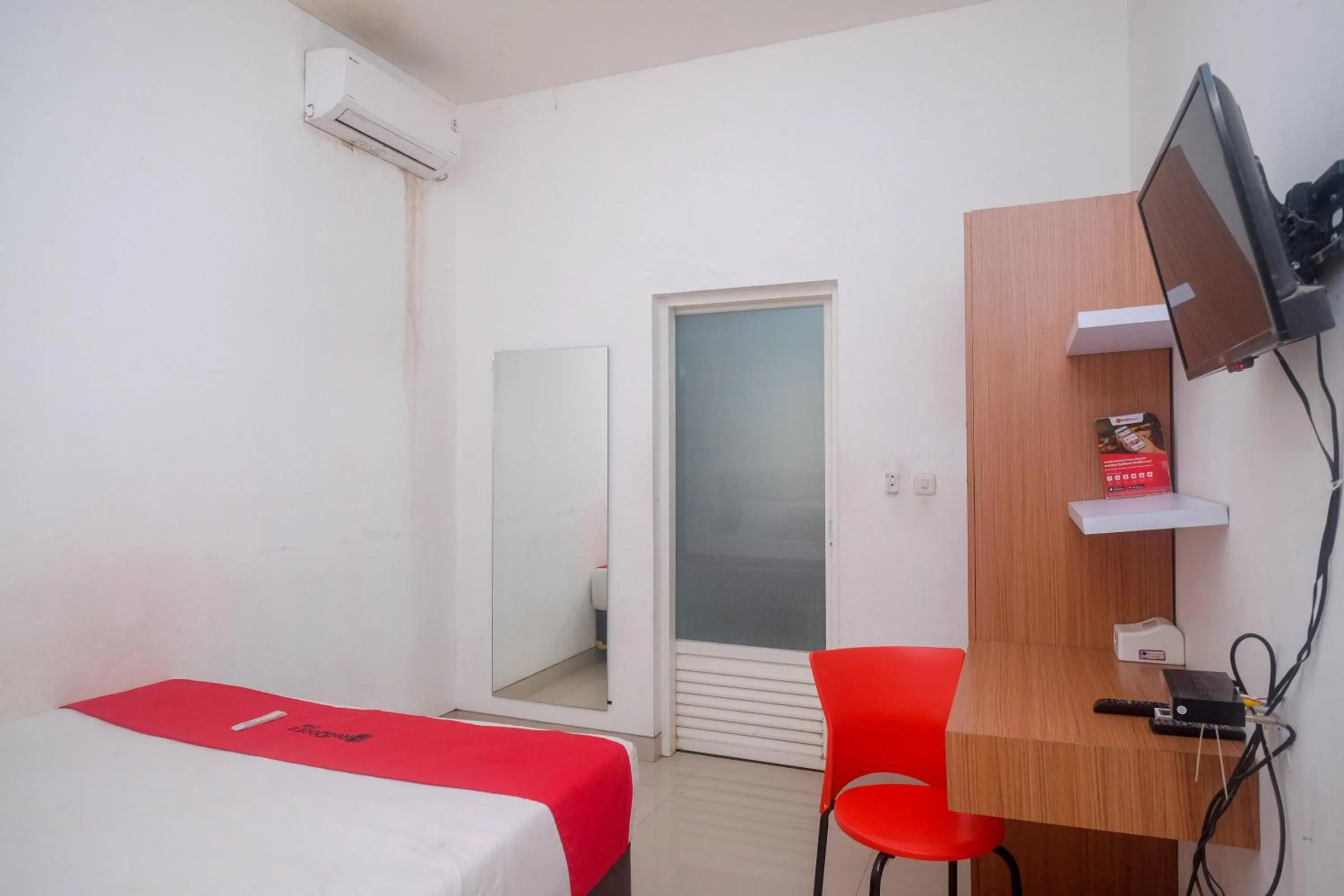 Bedroom, Bed in RedDoorz Syariah Near Simpang Lima Semarang