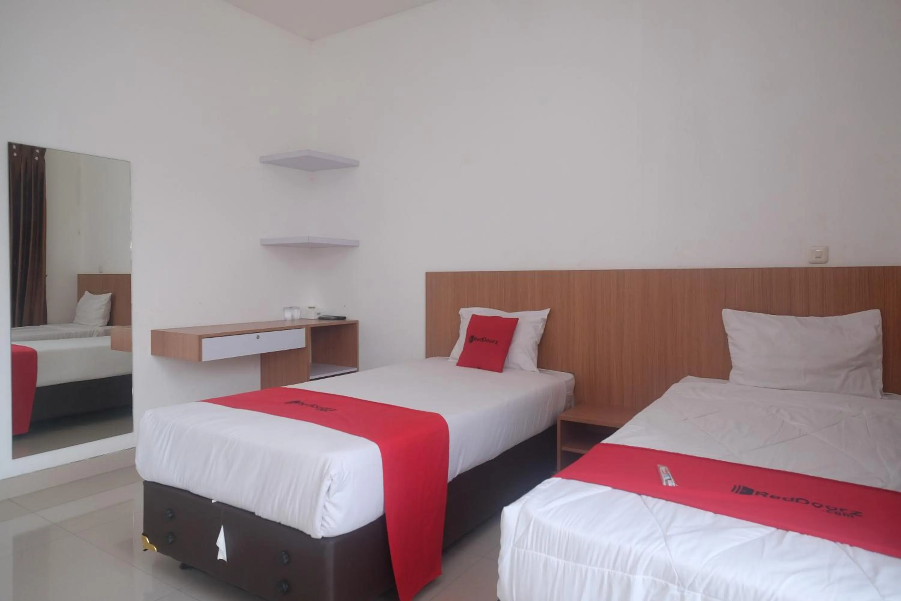 Bedroom, Bed in RedDoorz Syariah Near Simpang Lima Semarang