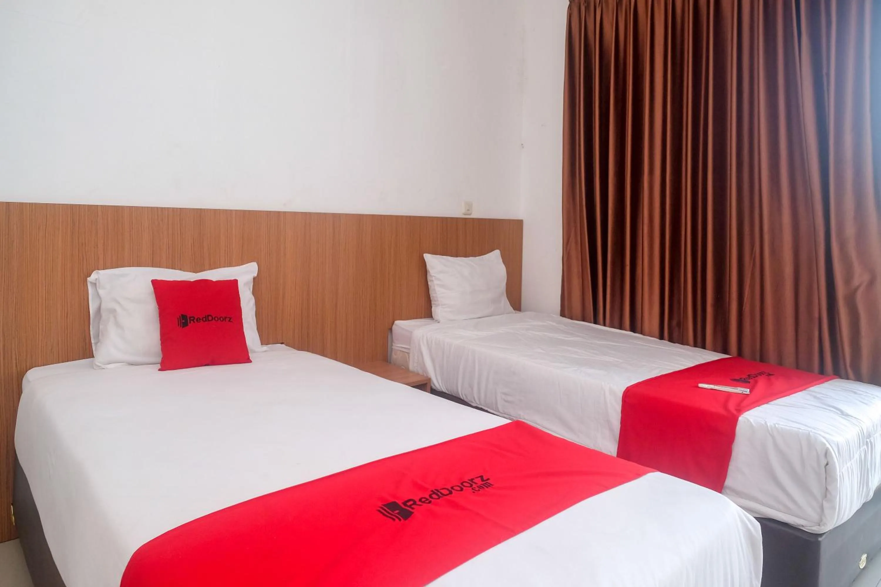 Bedroom, Bed in RedDoorz Syariah Near Simpang Lima Semarang