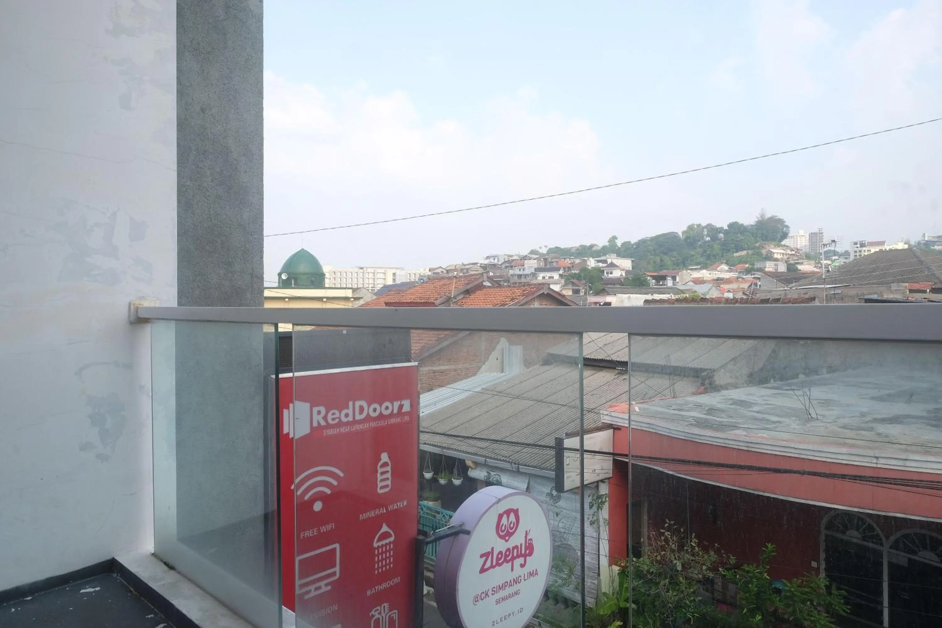 Balcony/Terrace in RedDoorz Syariah Near Simpang Lima Semarang