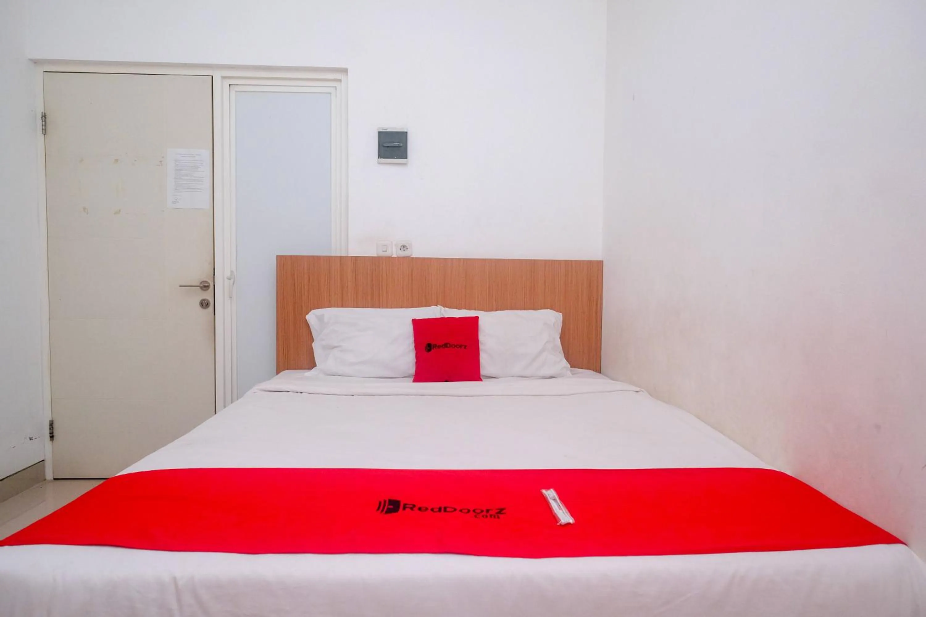 Bedroom, Bed in RedDoorz Syariah Near Simpang Lima Semarang