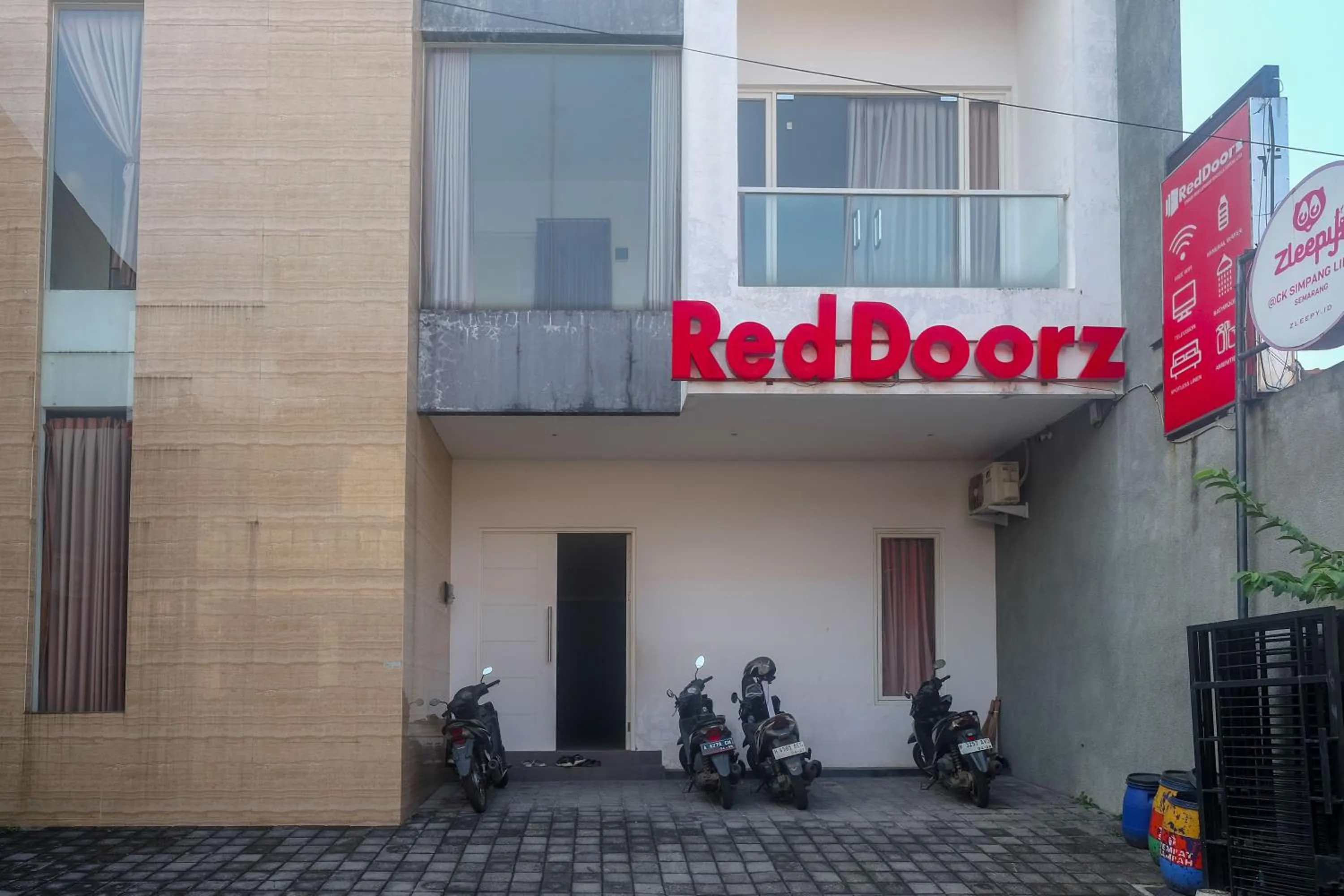 Property building in RedDoorz Syariah Near Simpang Lima Semarang
