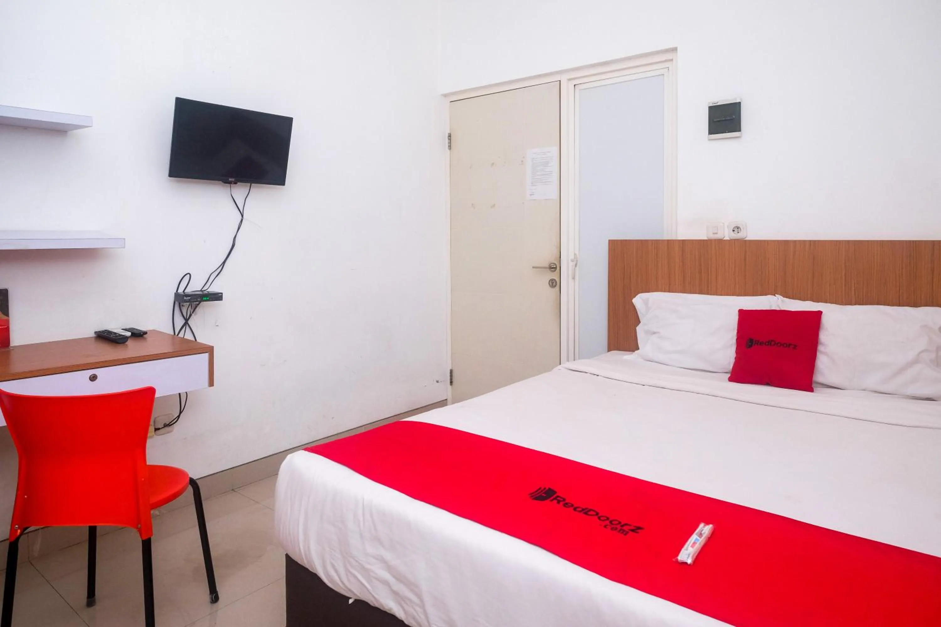 Bedroom, Bed in RedDoorz Syariah Near Simpang Lima Semarang