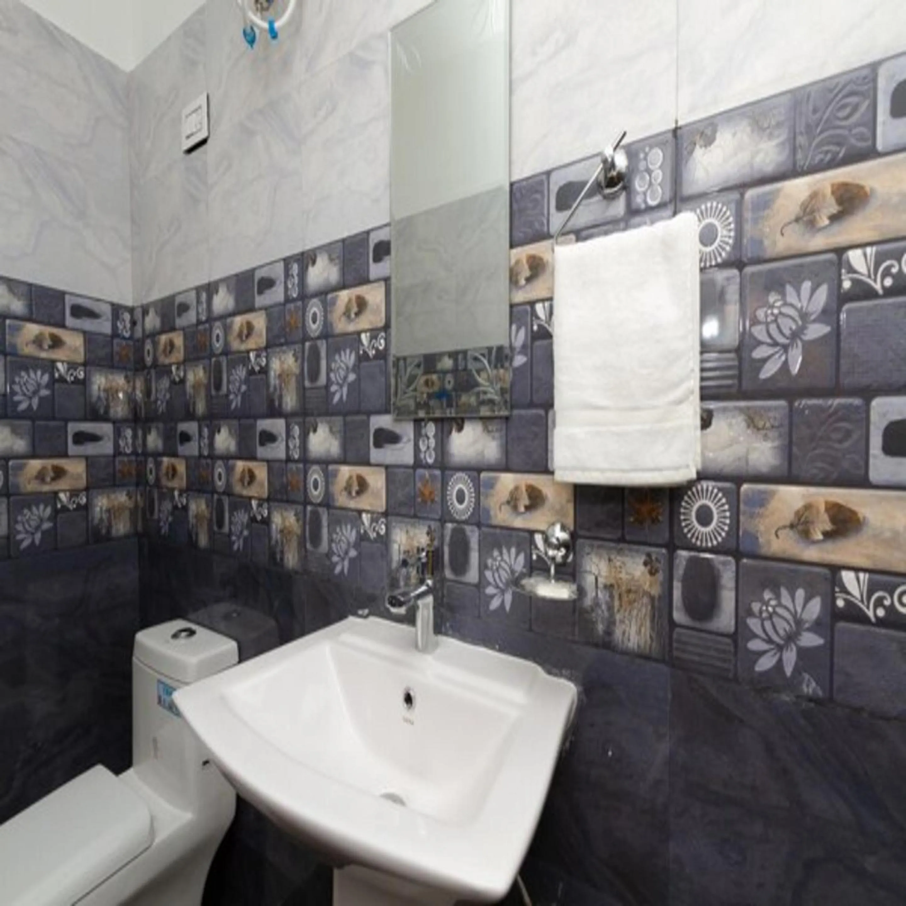 Bathroom in Hotel Roop