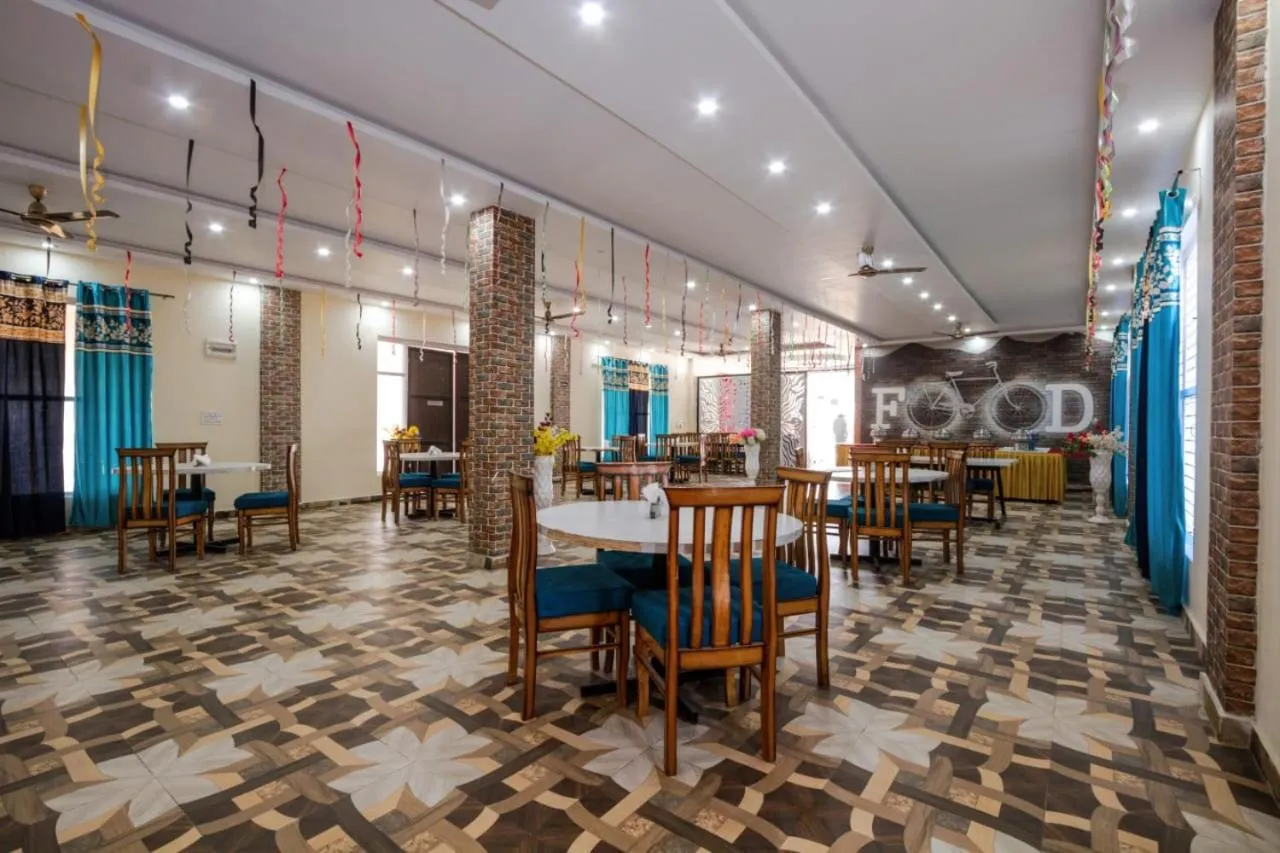 Restaurant/places to eat in Hotel Roop