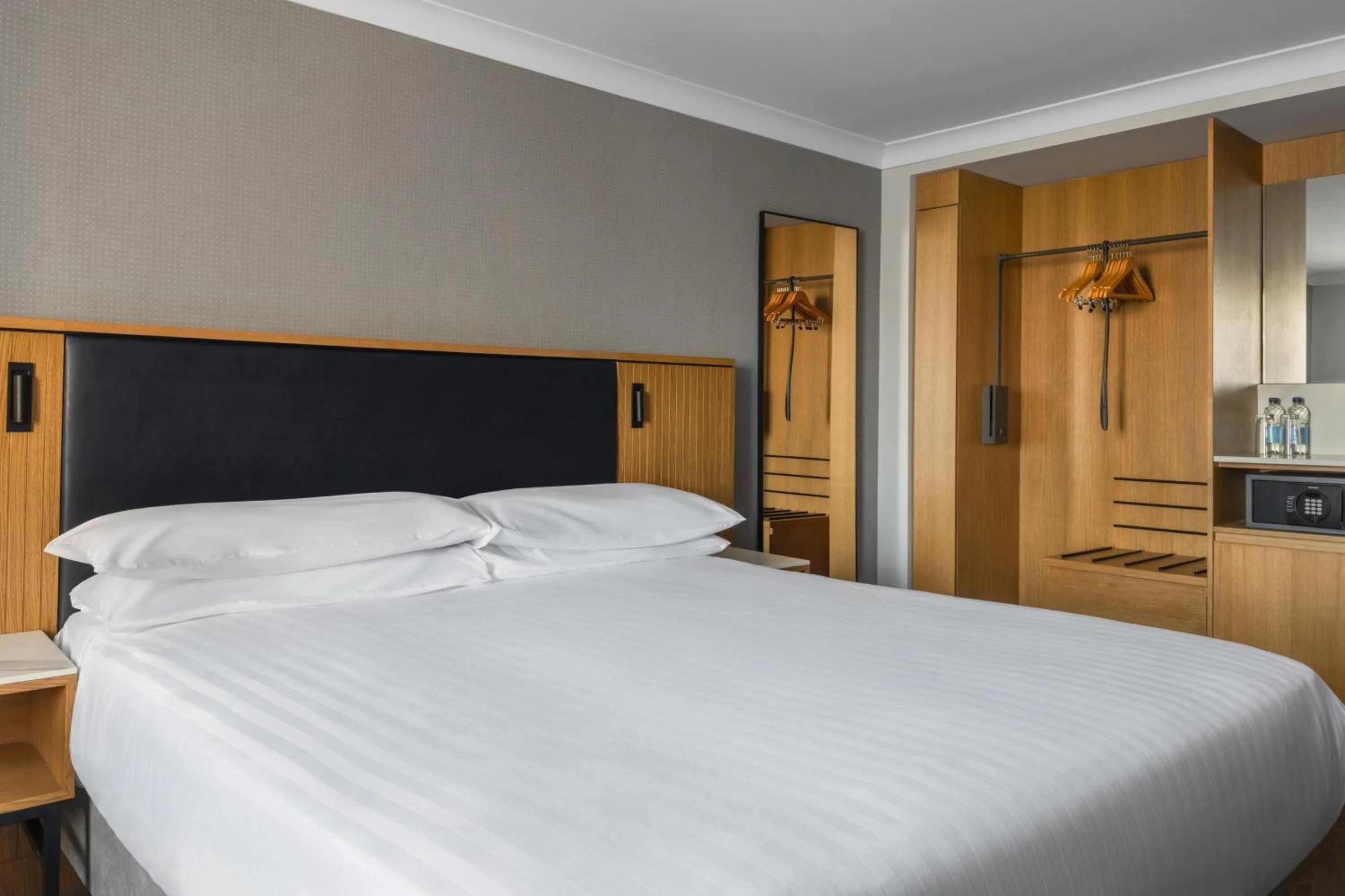 Photo of the whole room, Bed in Edinburgh Marriott Hotel Holyrood