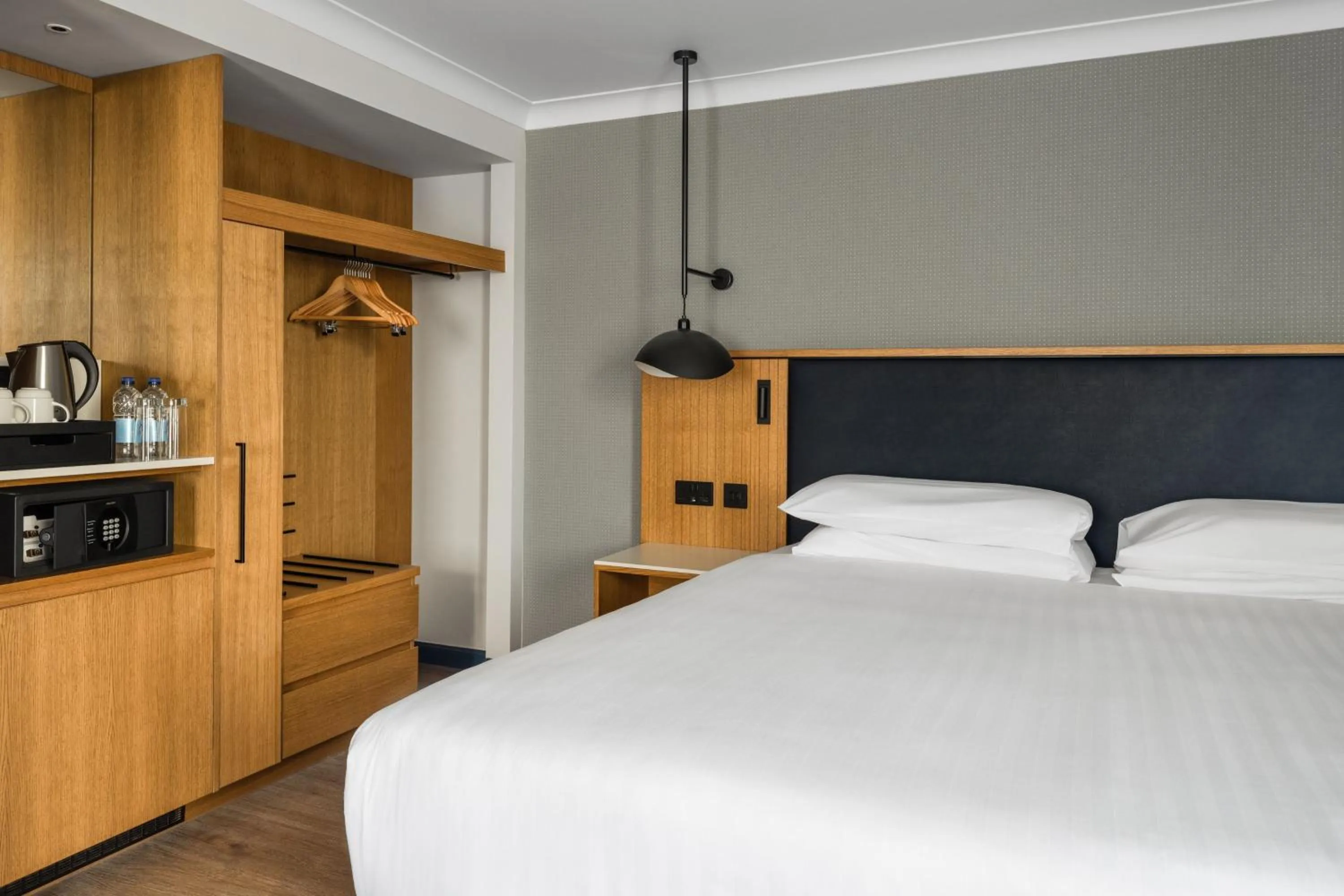 Photo of the whole room, Bed in Edinburgh Marriott Hotel Holyrood