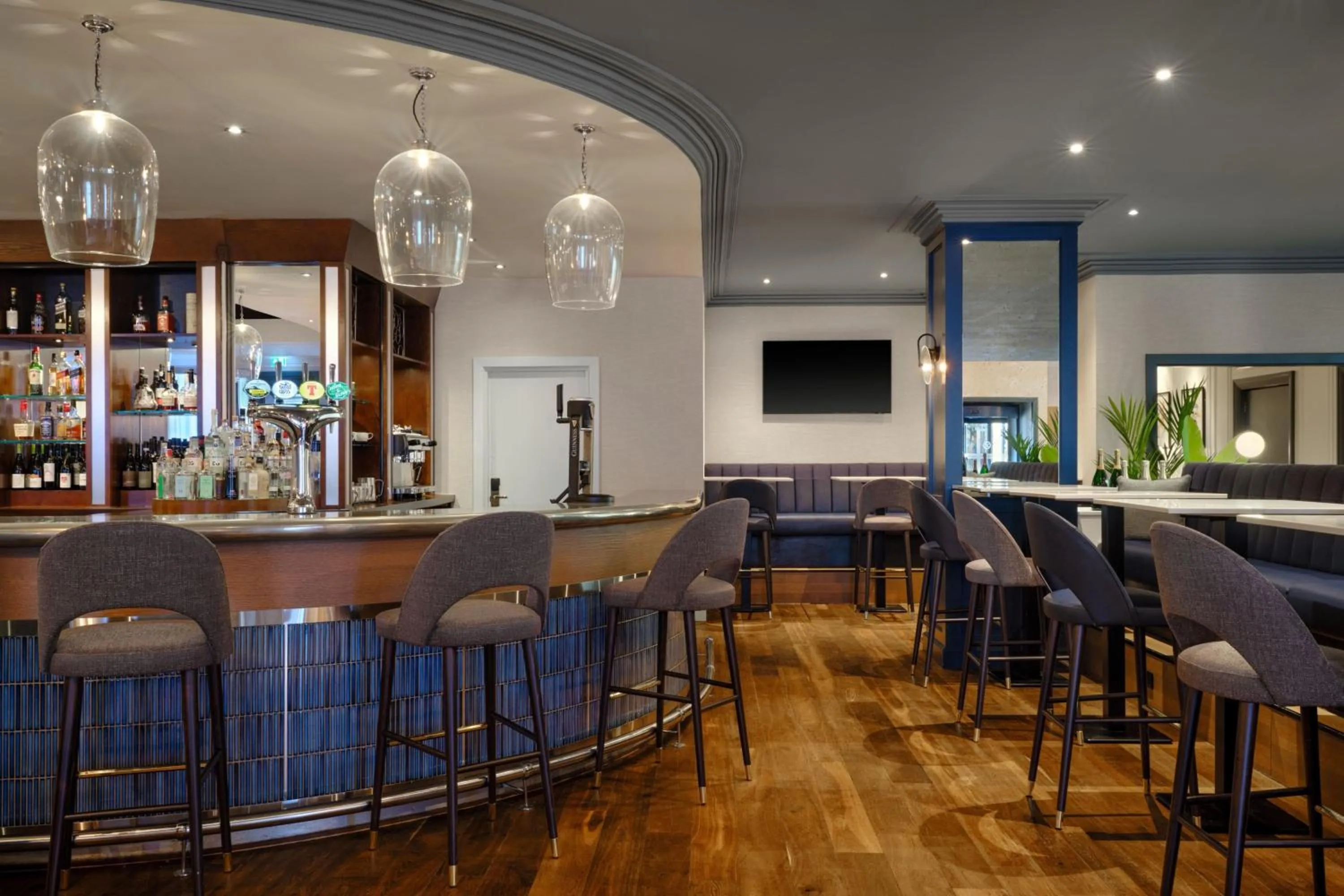 Lounge or bar in Edinburgh Marriott Hotel Holyrood