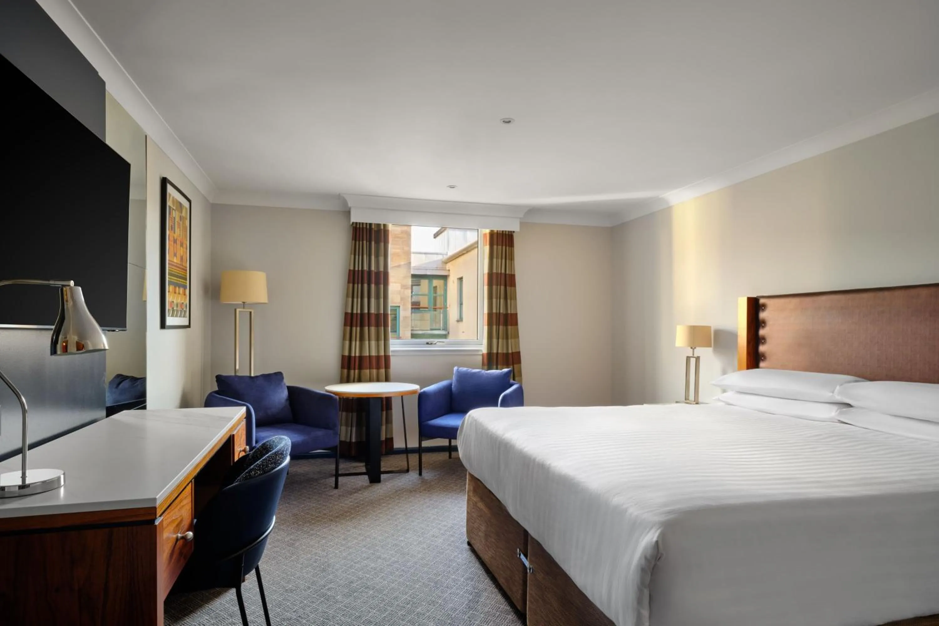 Photo of the whole room, Bed in Edinburgh Marriott Hotel Holyrood