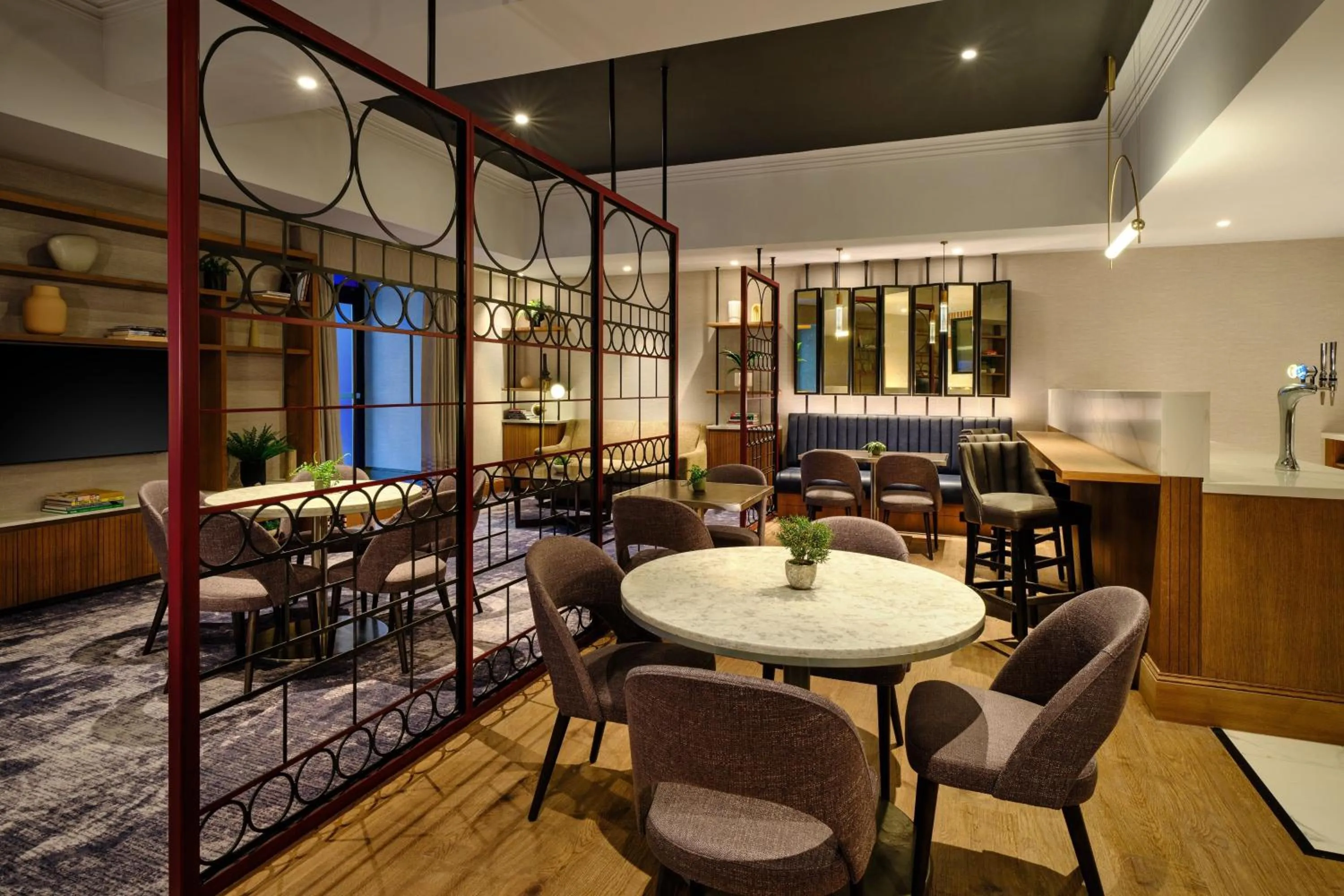 Lounge or bar in Edinburgh Marriott Hotel Holyrood