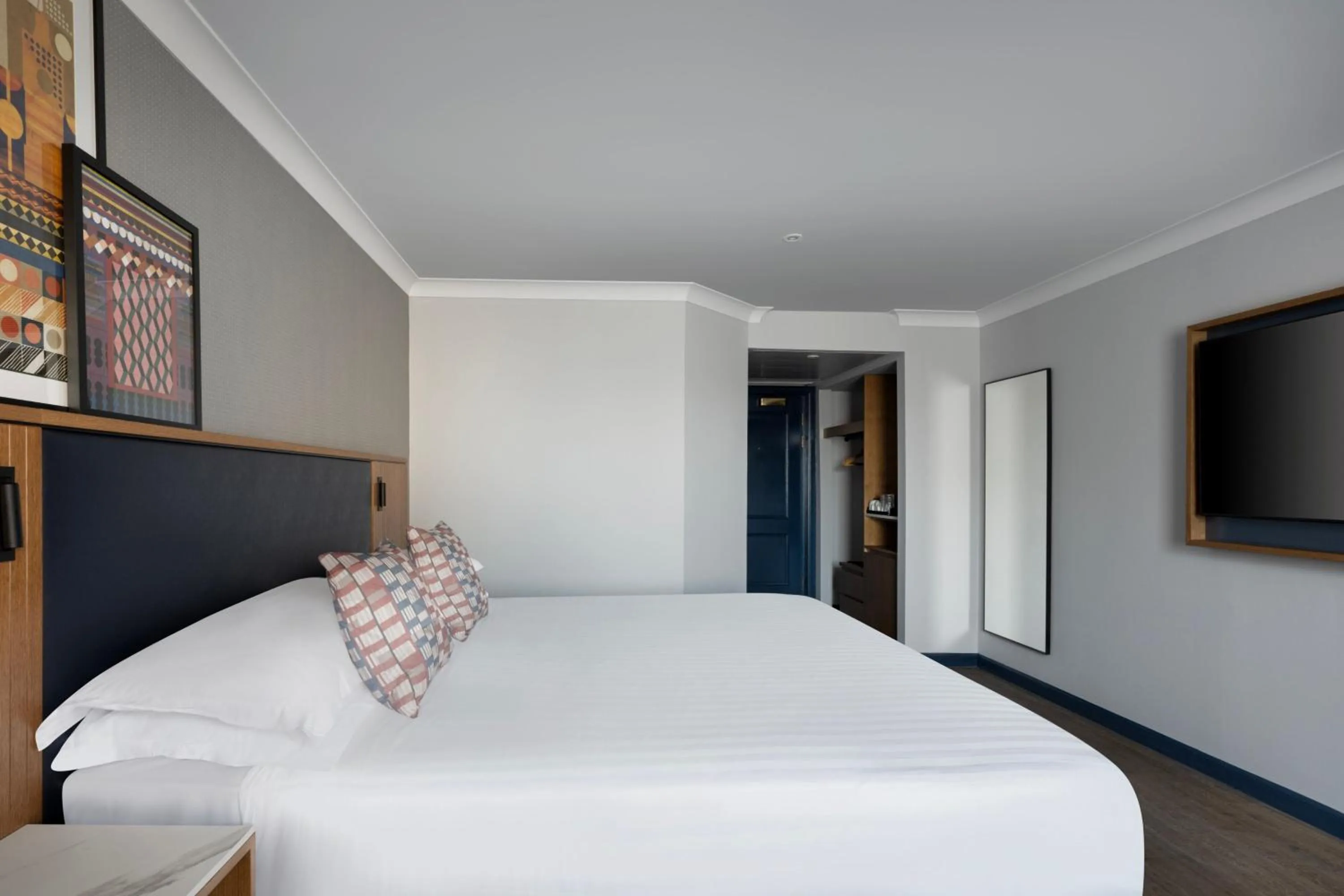 Photo of the whole room, Bed in Edinburgh Marriott Hotel Holyrood