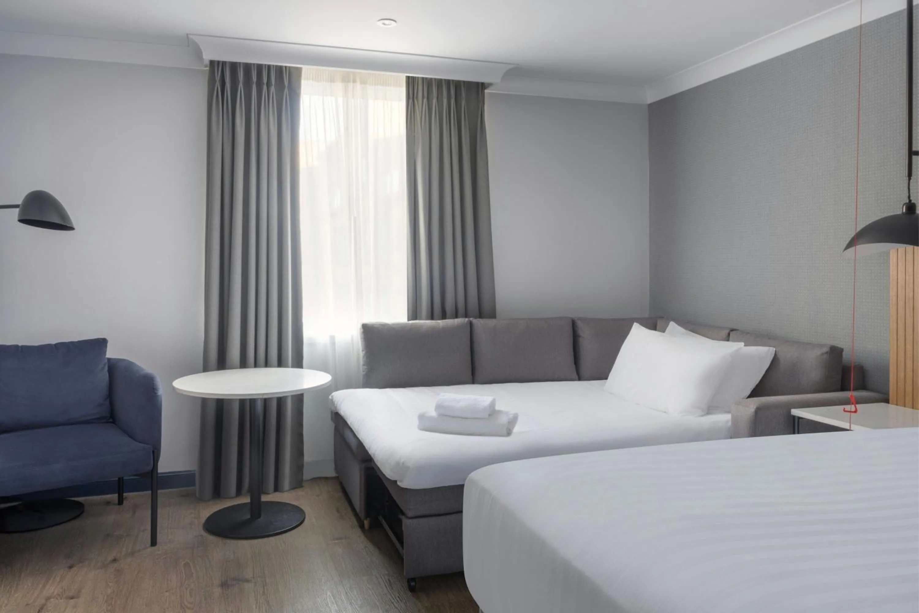 Photo of the whole room, Bed in Edinburgh Marriott Hotel Holyrood