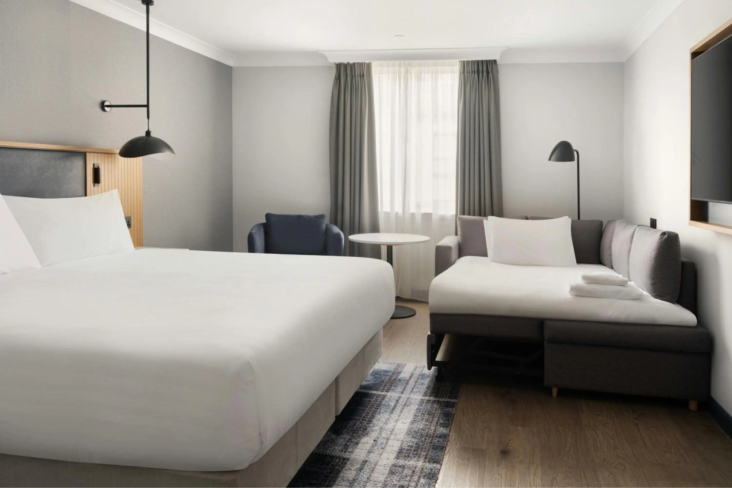 Photo of the whole room, Bed in Edinburgh Marriott Hotel Holyrood