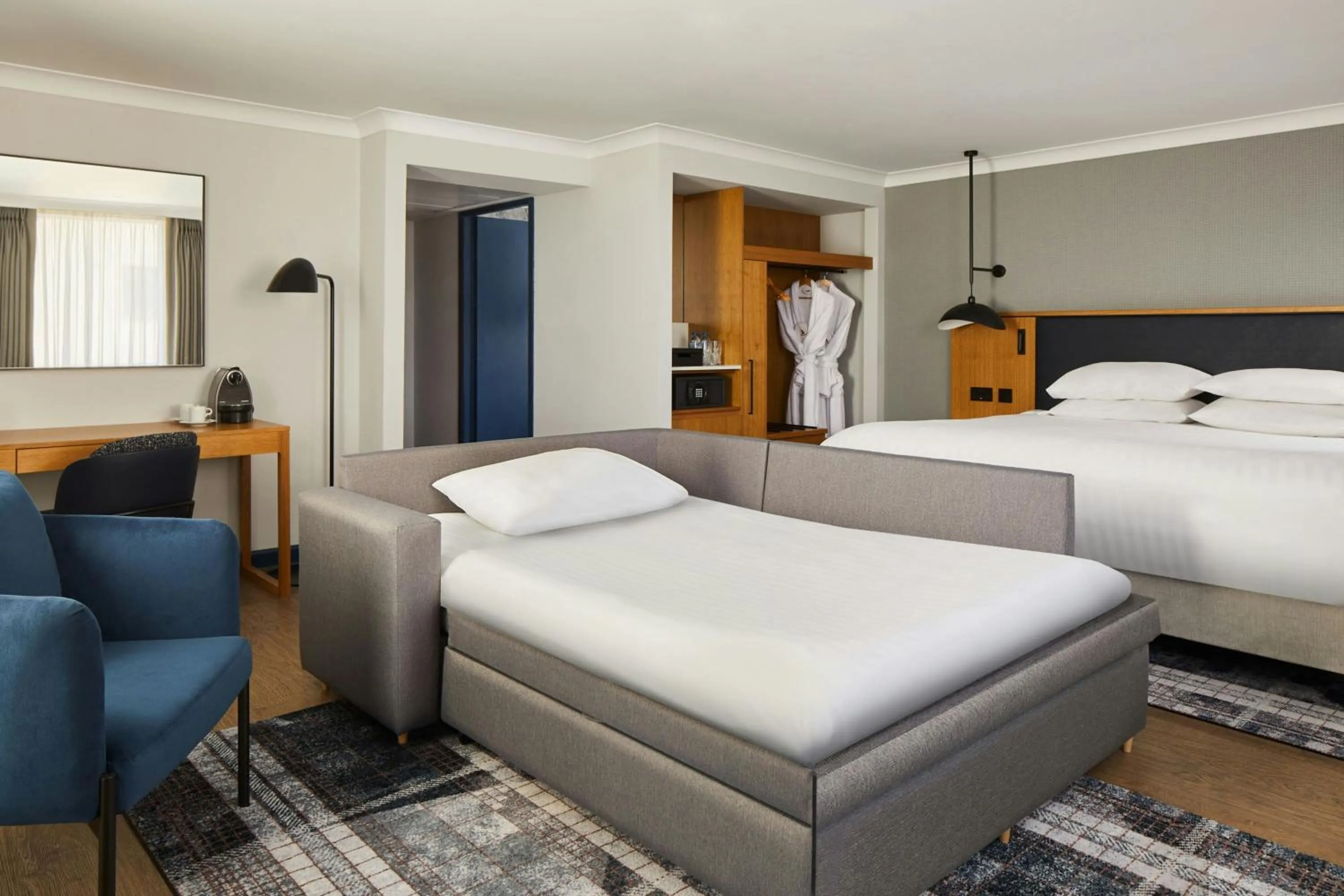 Photo of the whole room, Bed in Edinburgh Marriott Hotel Holyrood