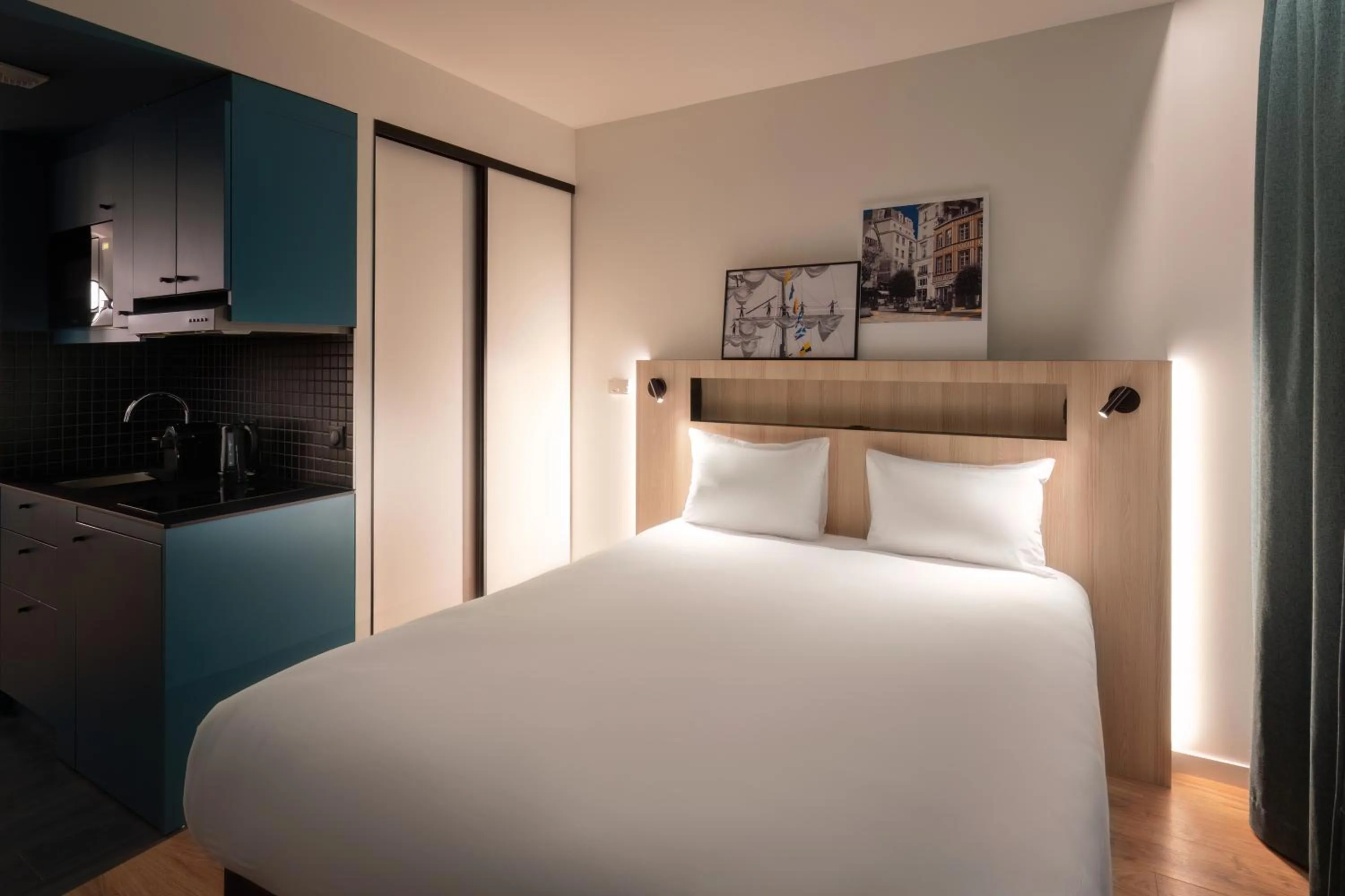 Bed in Aparthotel Adagio Access Rouen Centre Cathédrale