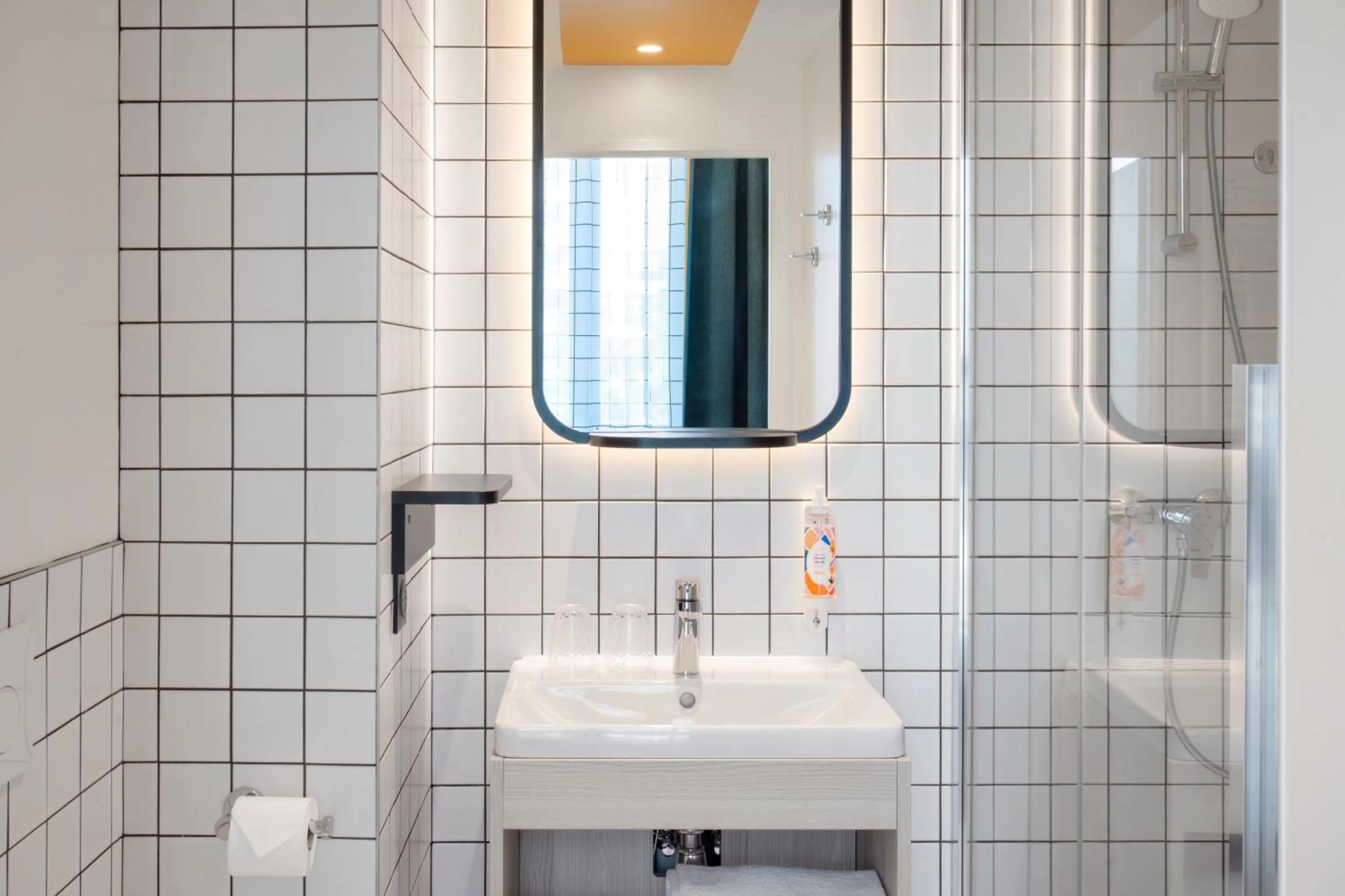 Shower in Aparthotel Adagio Access Rouen Centre Cathédrale