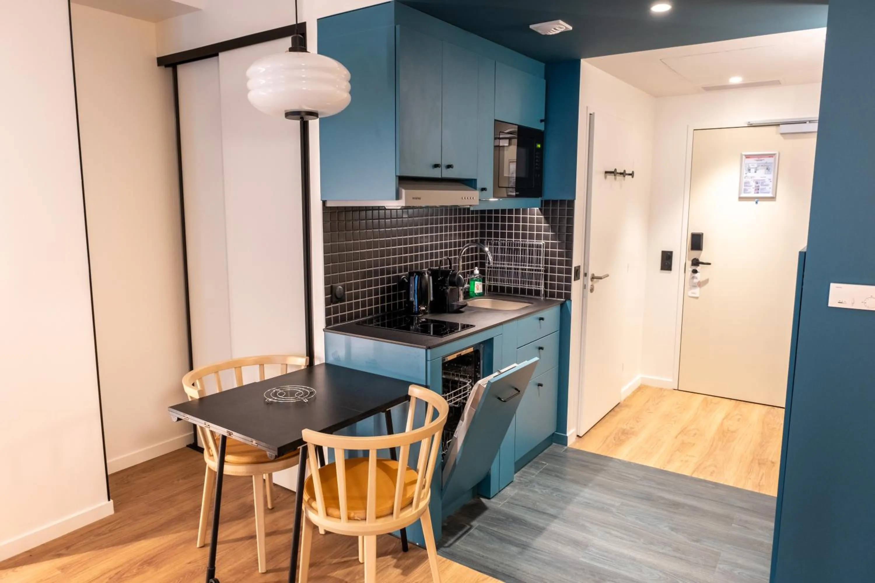 Kitchen or kitchenette in Aparthotel Adagio Access Rouen Centre Cathédrale