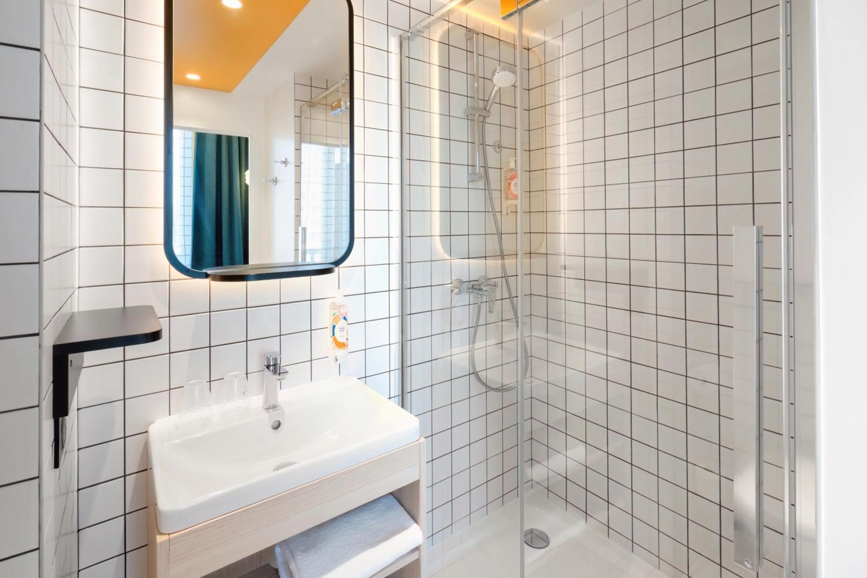 Shower in Aparthotel Adagio Access Rouen Centre Cathédrale