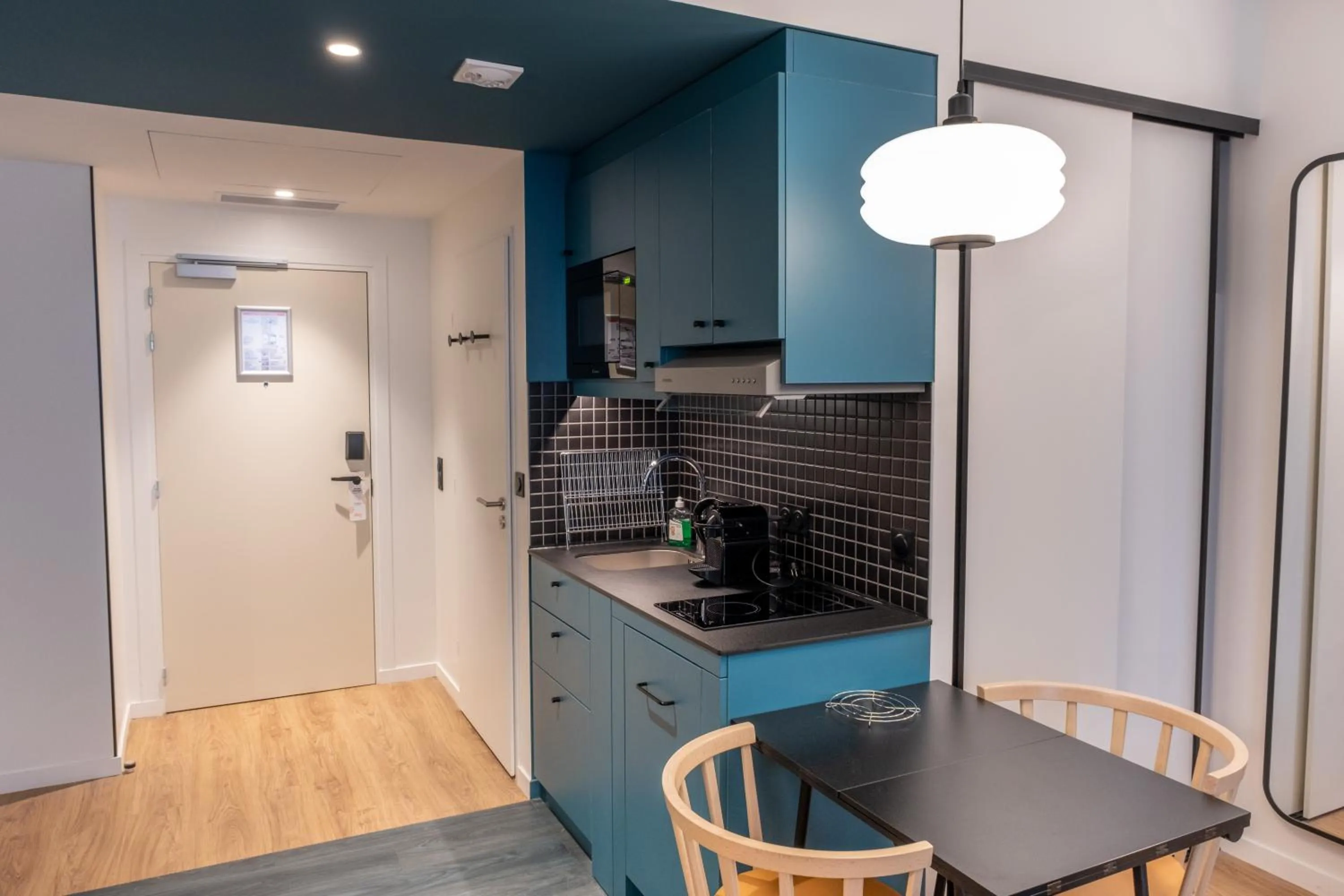 Kitchen or kitchenette in Aparthotel Adagio Access Rouen Centre Cathédrale