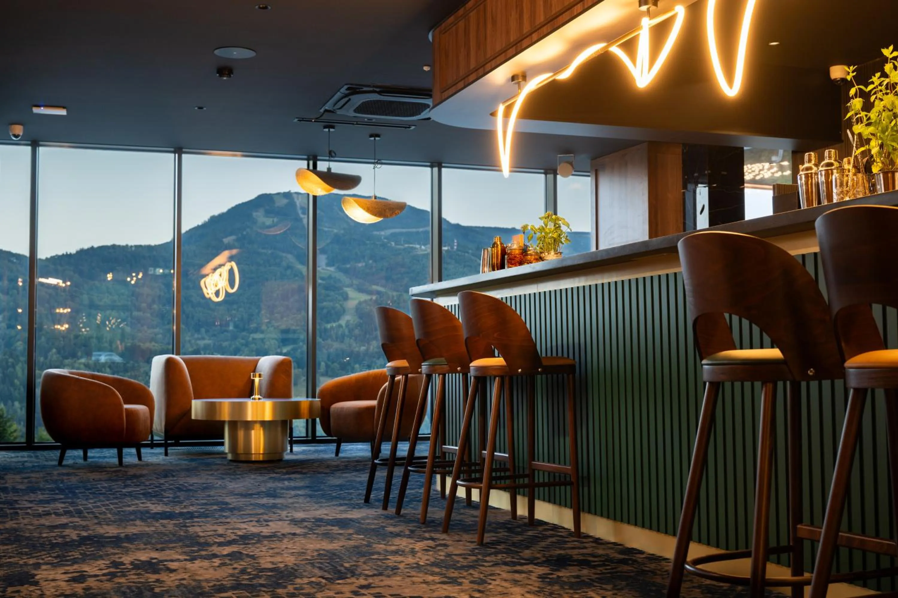 Lounge or bar in Mercure Szczyrk Resort