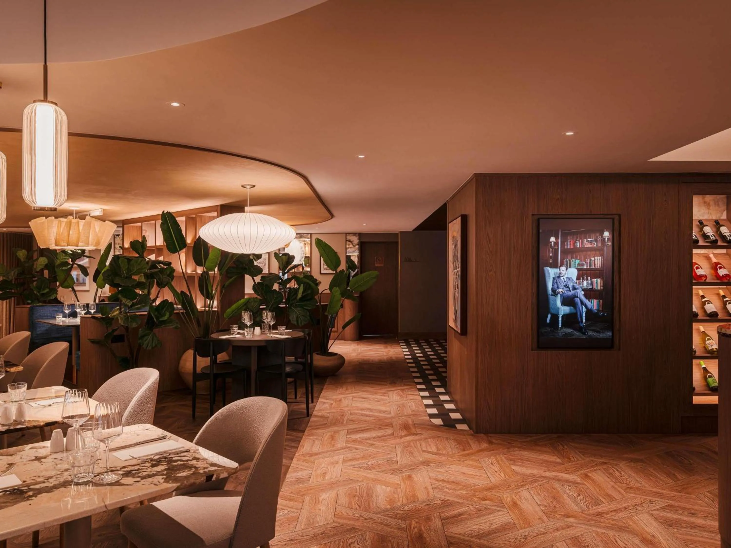 Restaurant/places to eat in Mercure London Earls Court