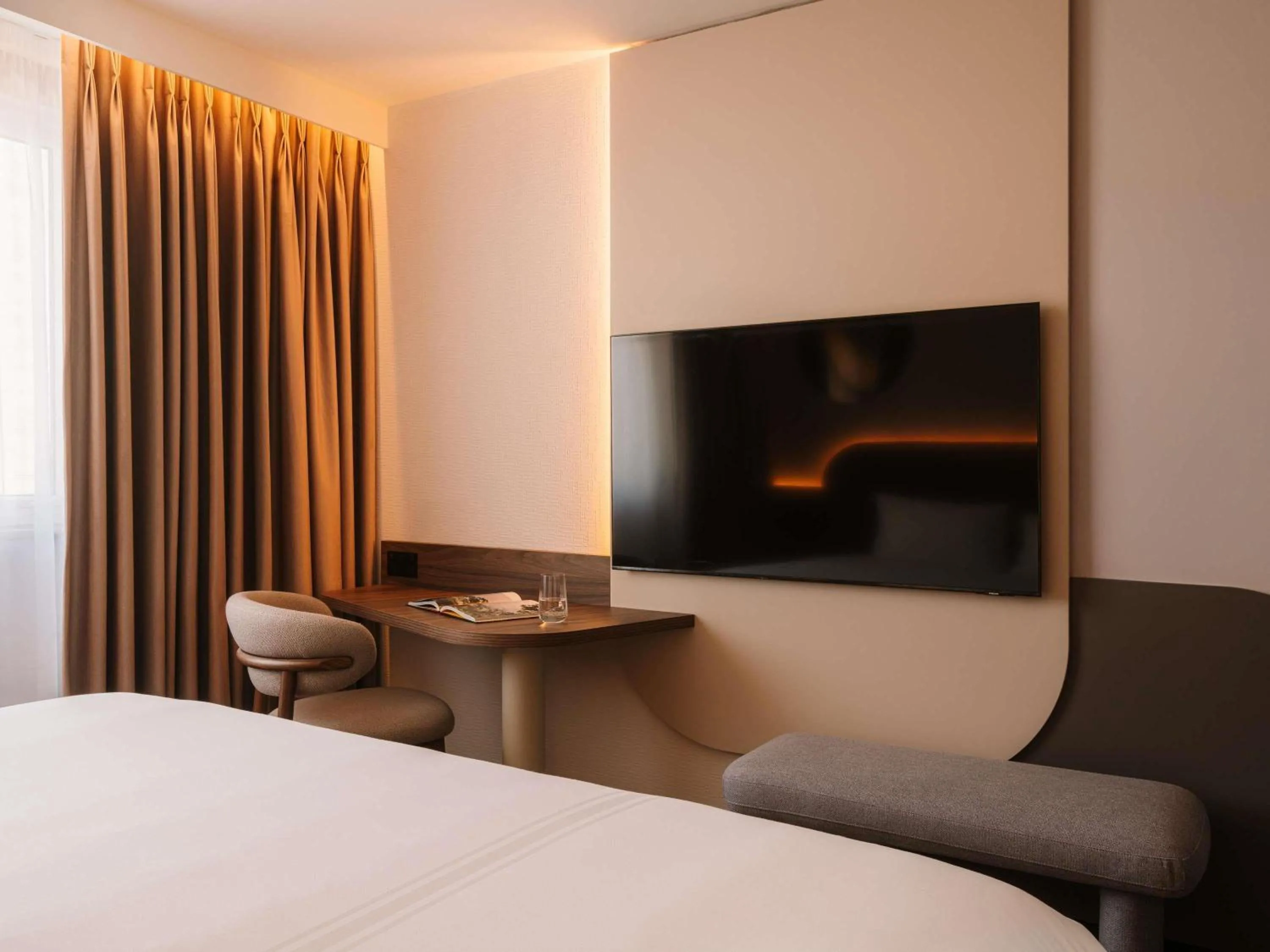 Bedroom, Bed in Mercure London Earls Court