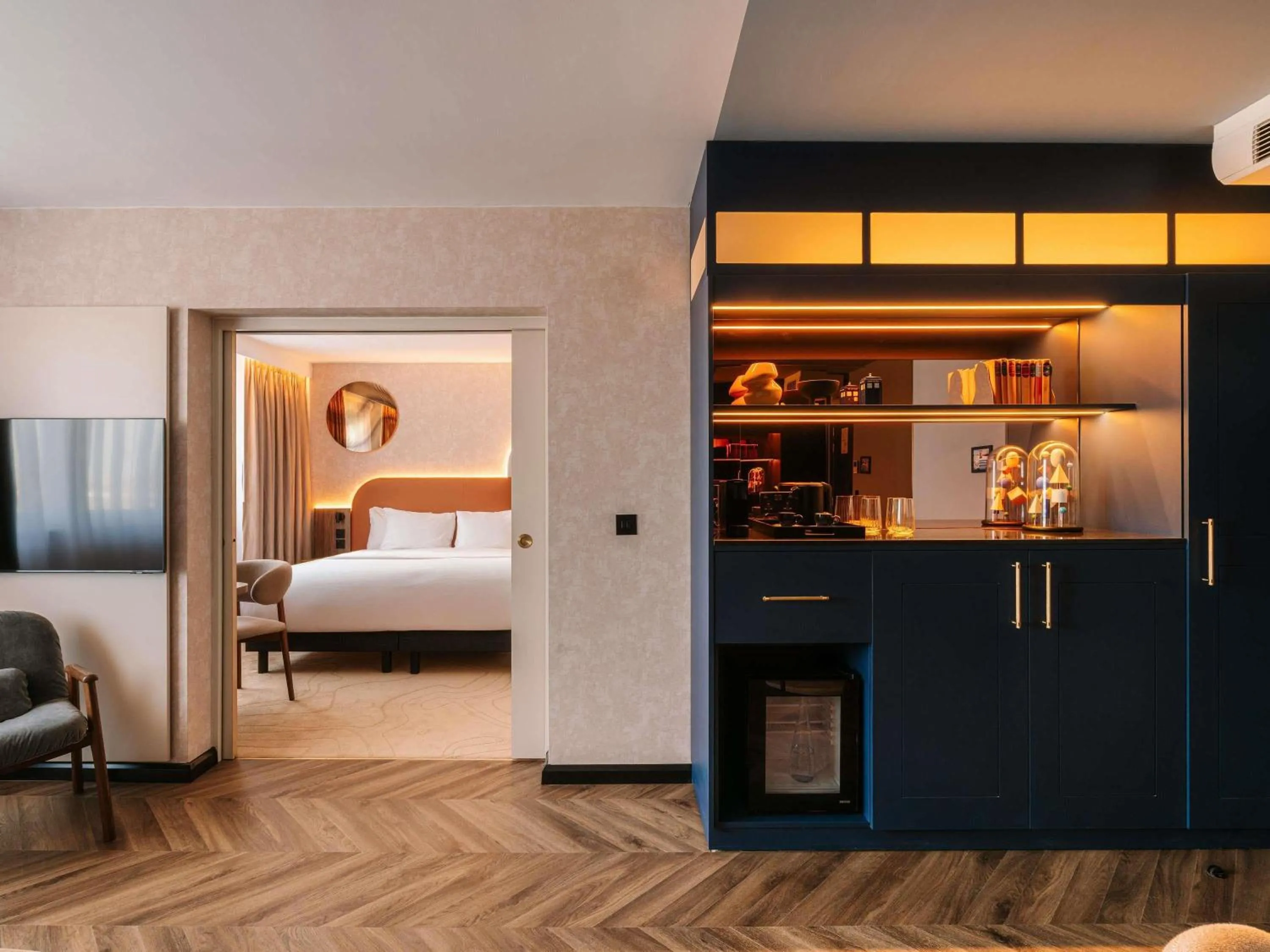 Photo of the whole room, Bed in Mercure London Earls Court