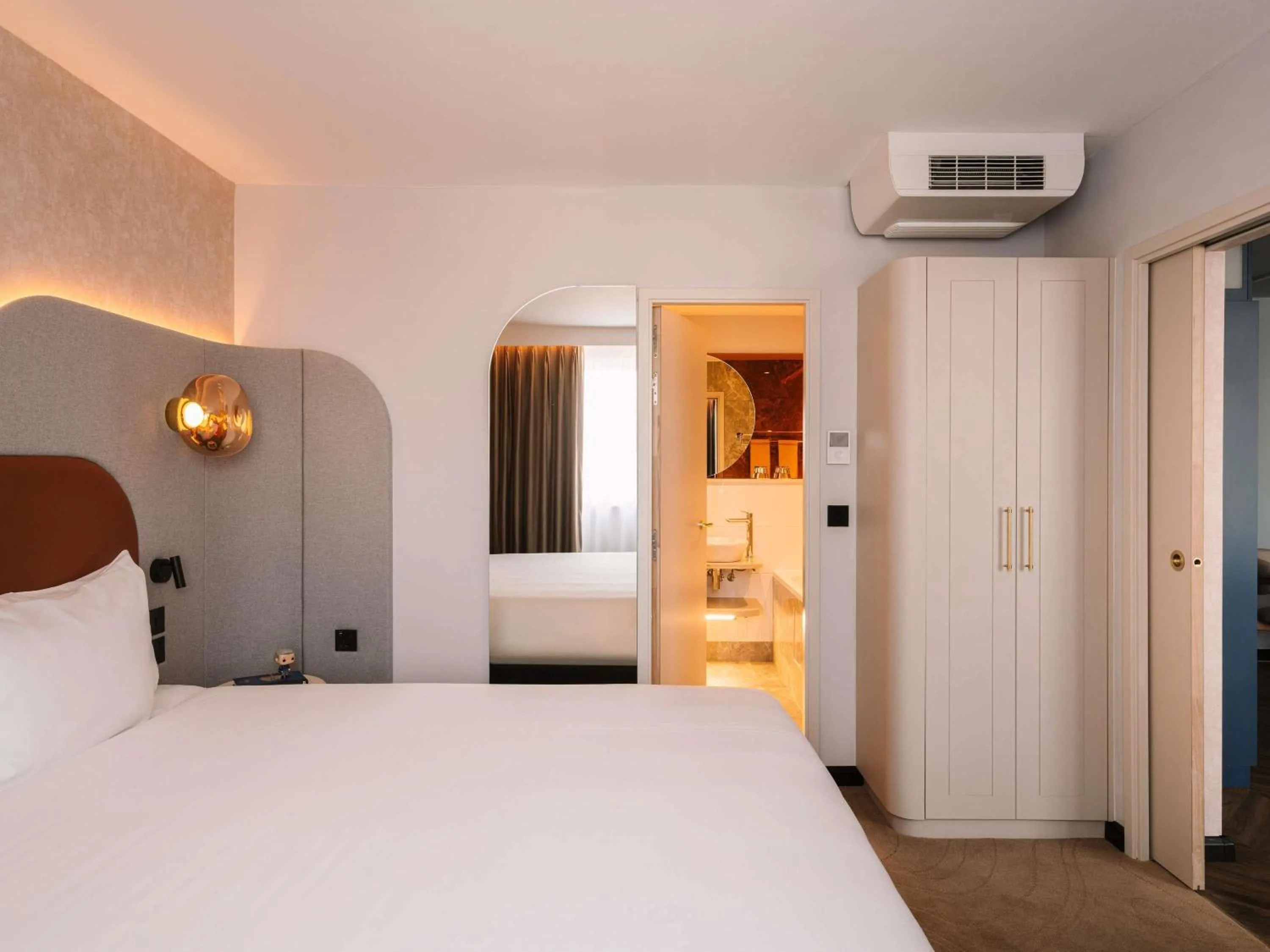 Photo of the whole room, Bed in Mercure London Earls Court