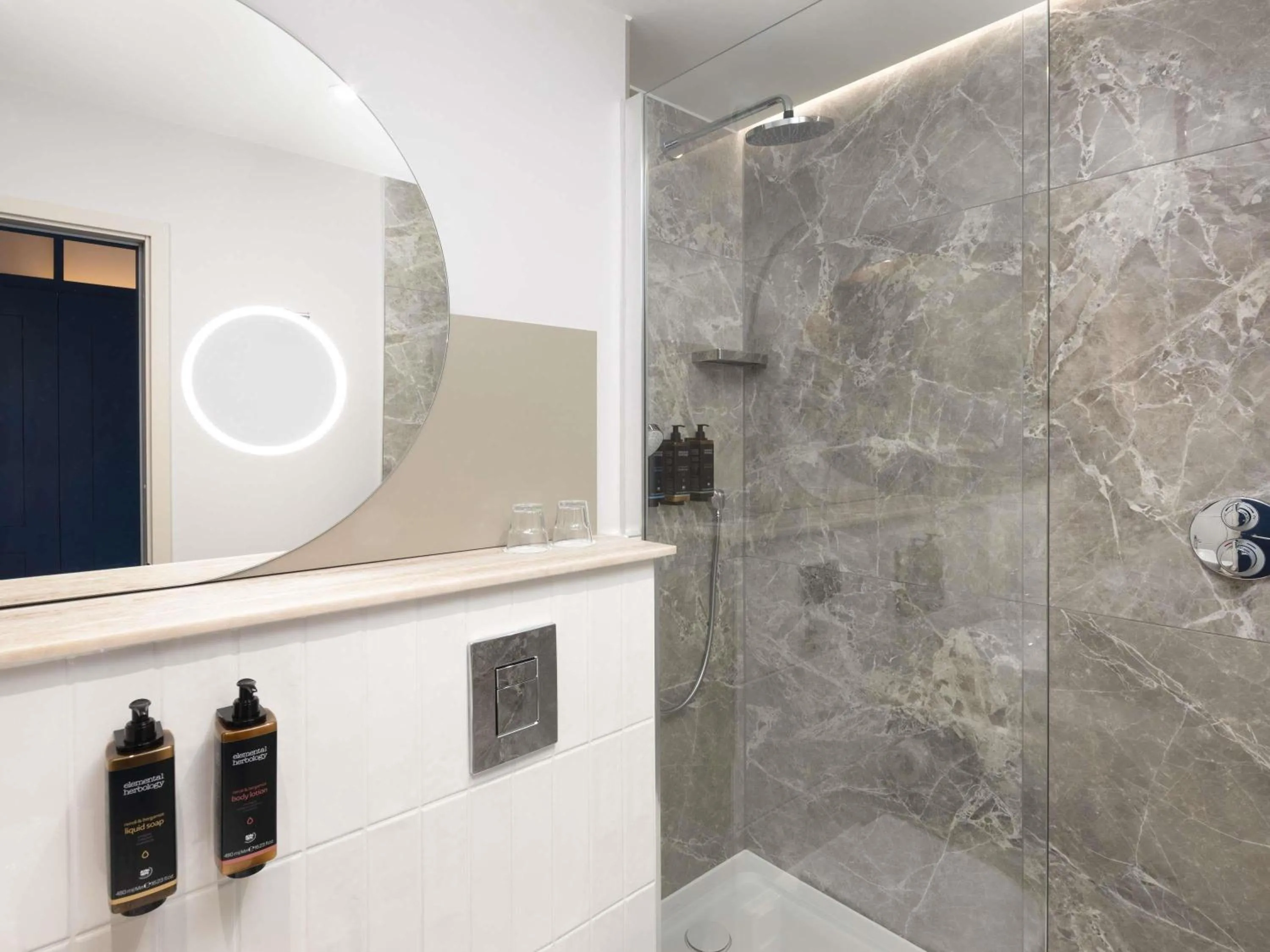 Bedroom in Mercure London Earls Court