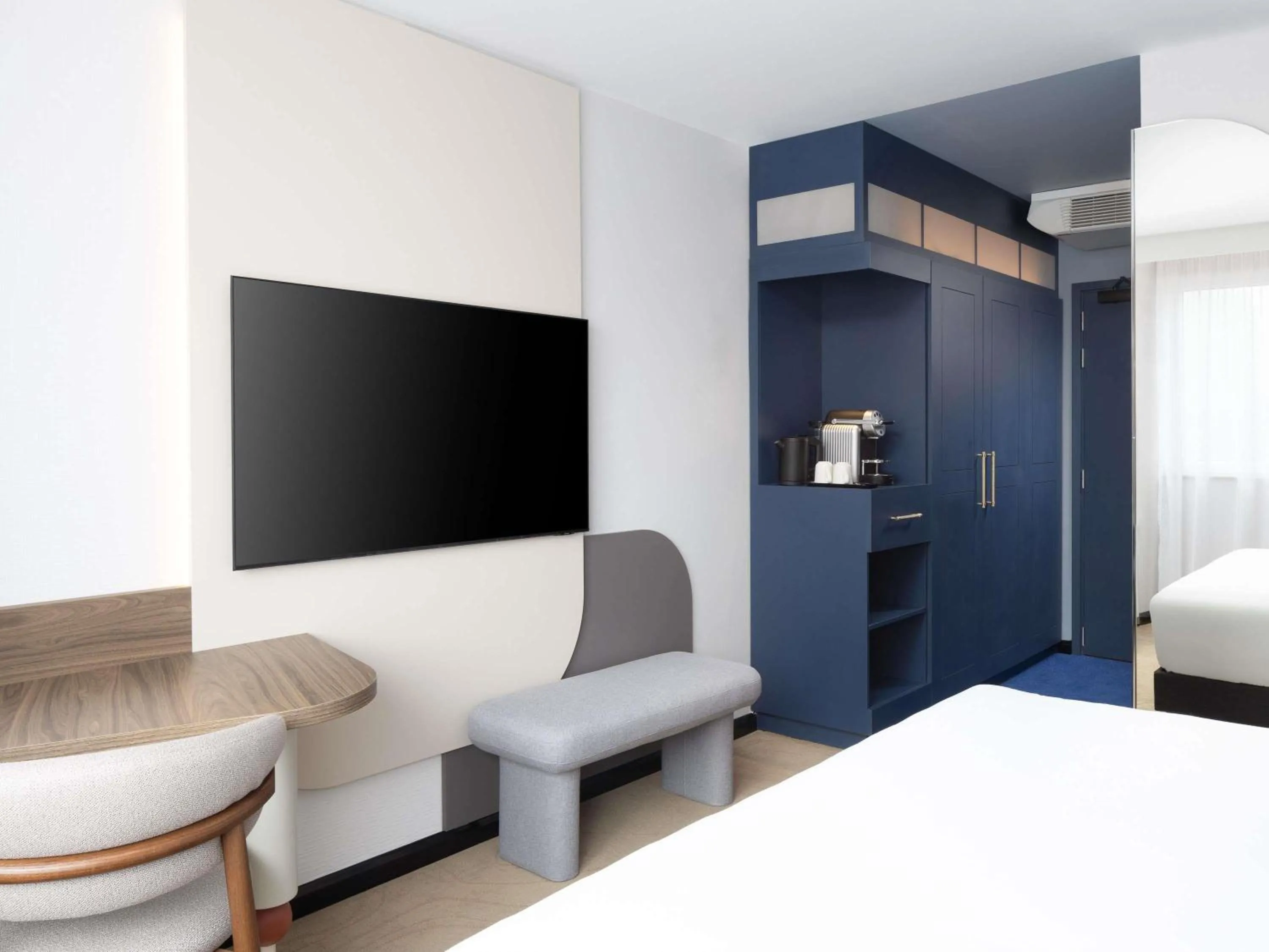 Bedroom, Bed in Mercure London Earls Court