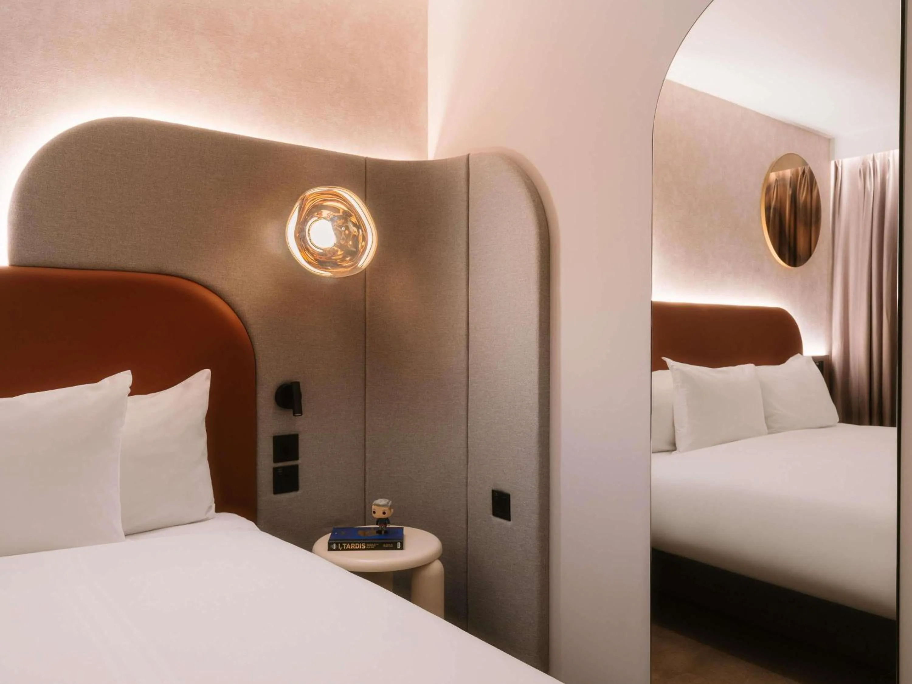 Bedroom, Bed in Mercure London Earls Court