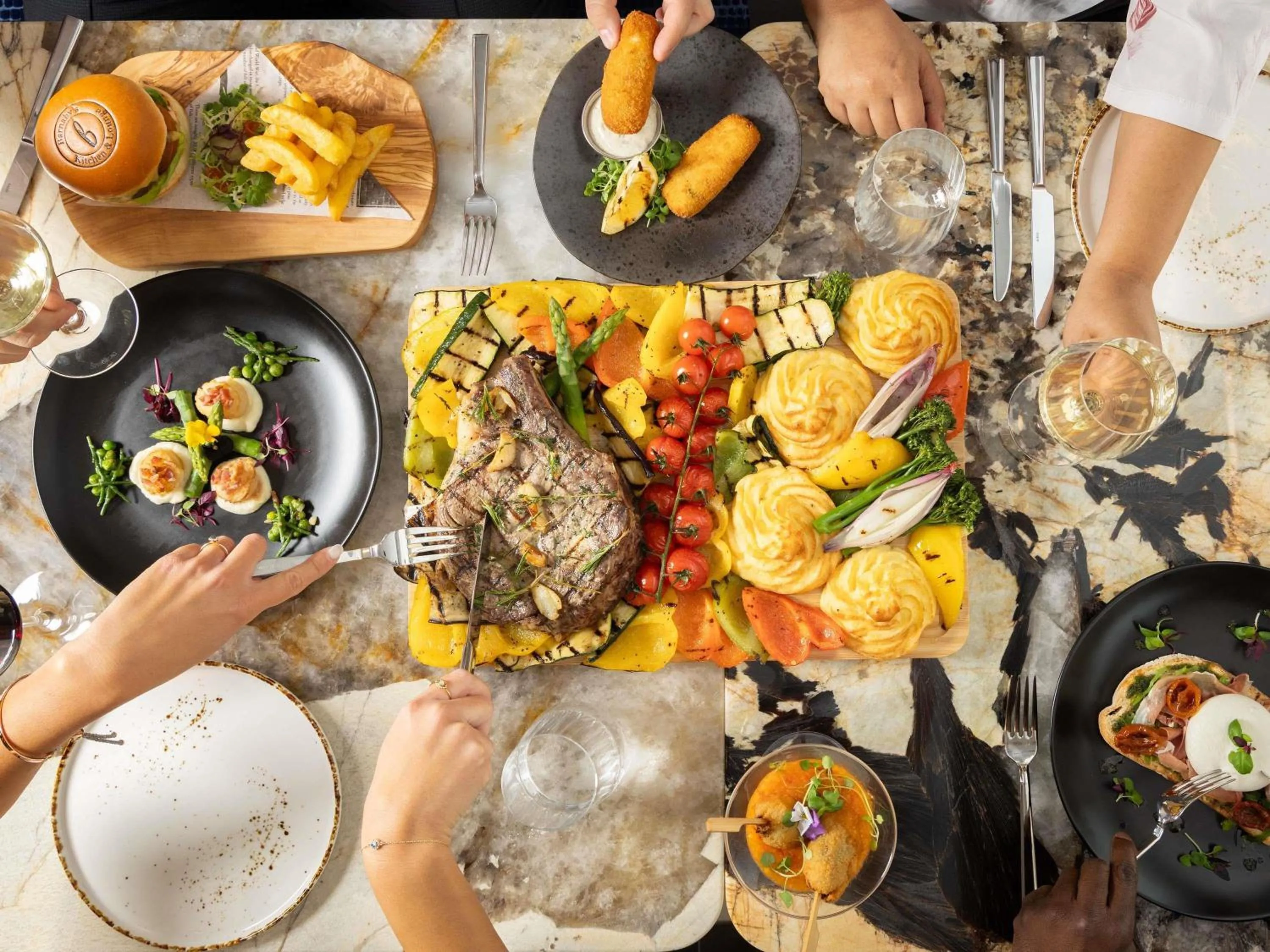 Lounge or bar in Mercure London Earls Court