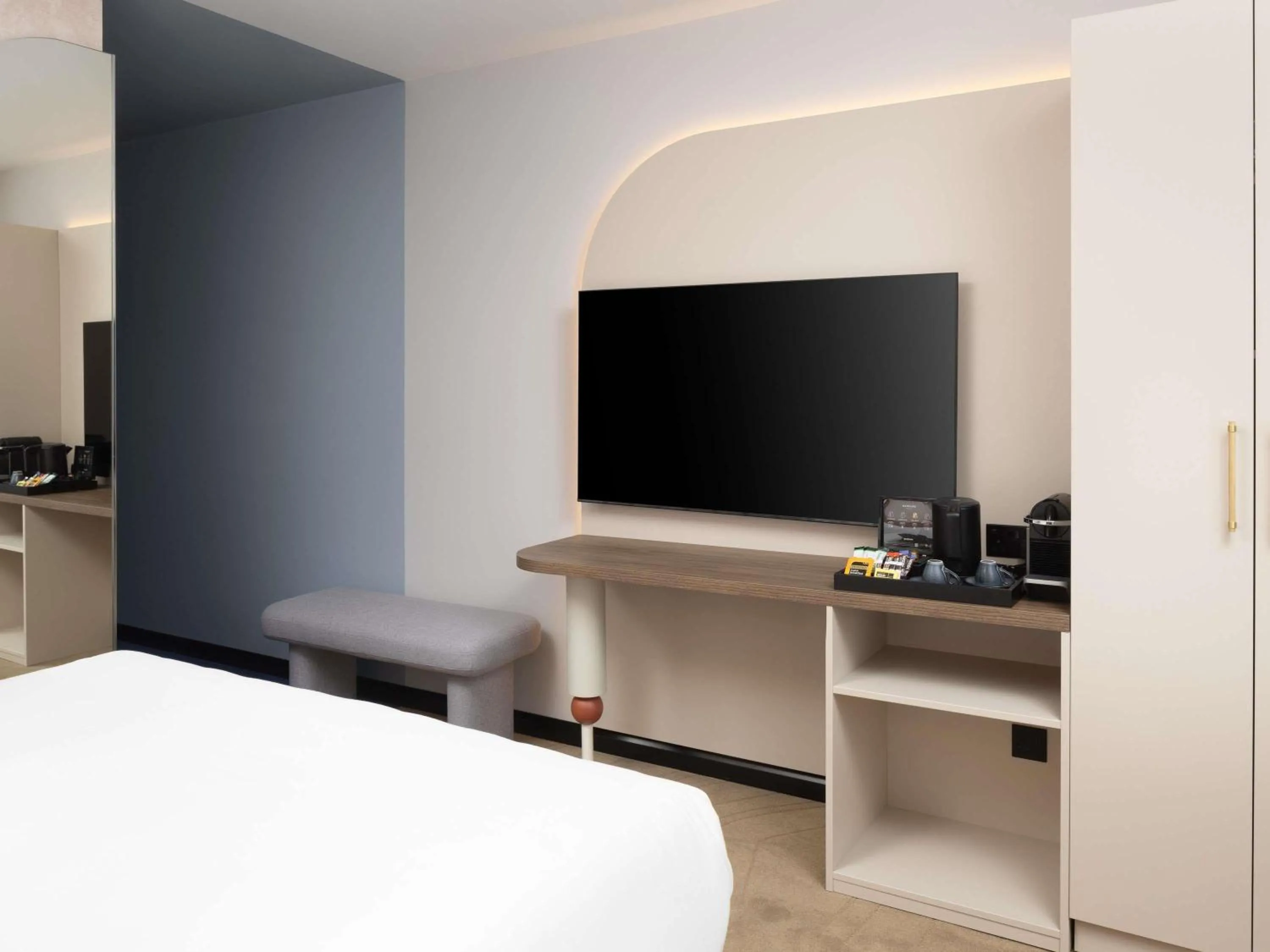 Bedroom, Bed in Mercure London Earls Court