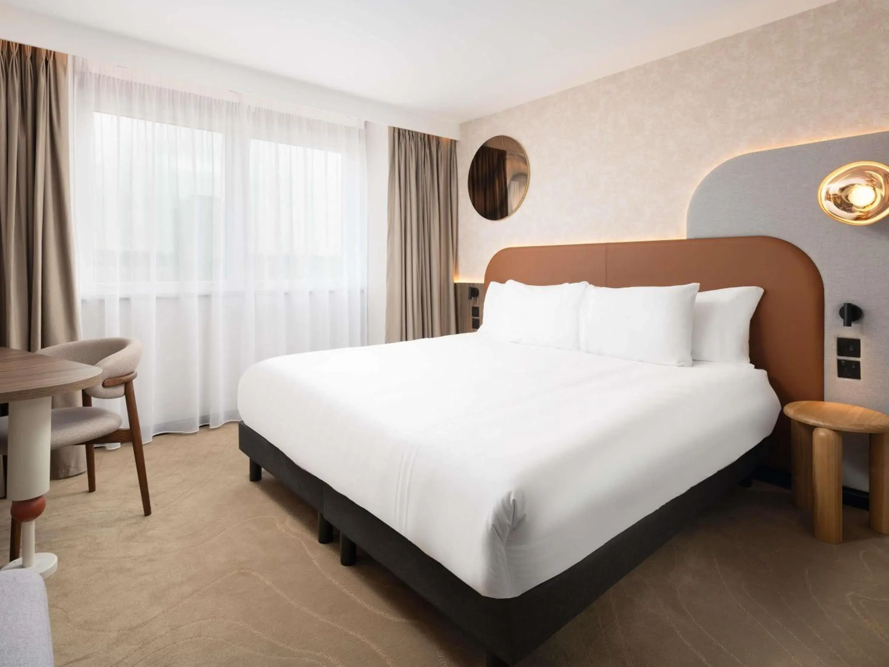 Deluxe Priviledge King Room with Rainfall Shower and City View in Mercure London Earls Court Deluxe Priviledge King Room with Rainfall Shower and City View in Mercure London Earls Court