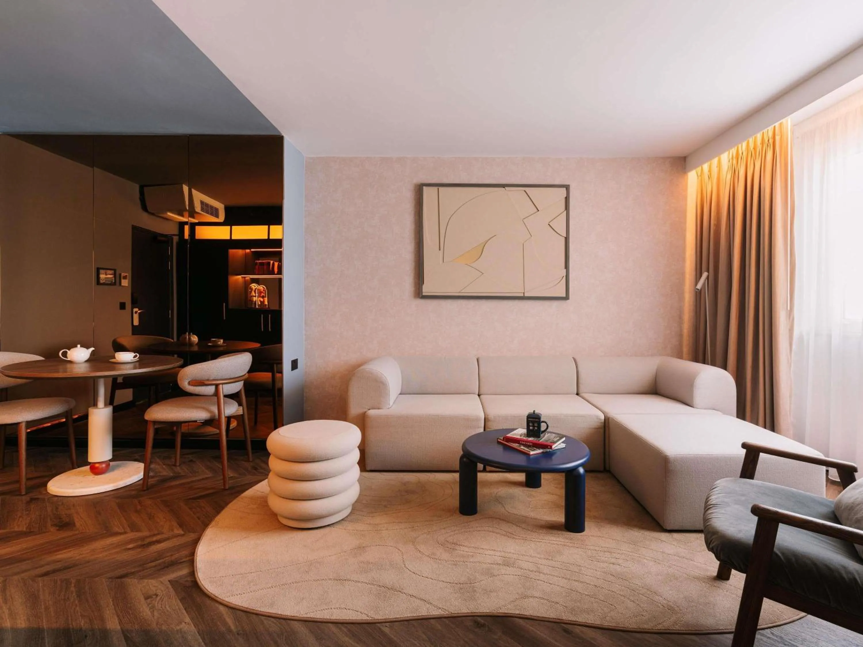 Photo of the whole room in Mercure London Earls Court