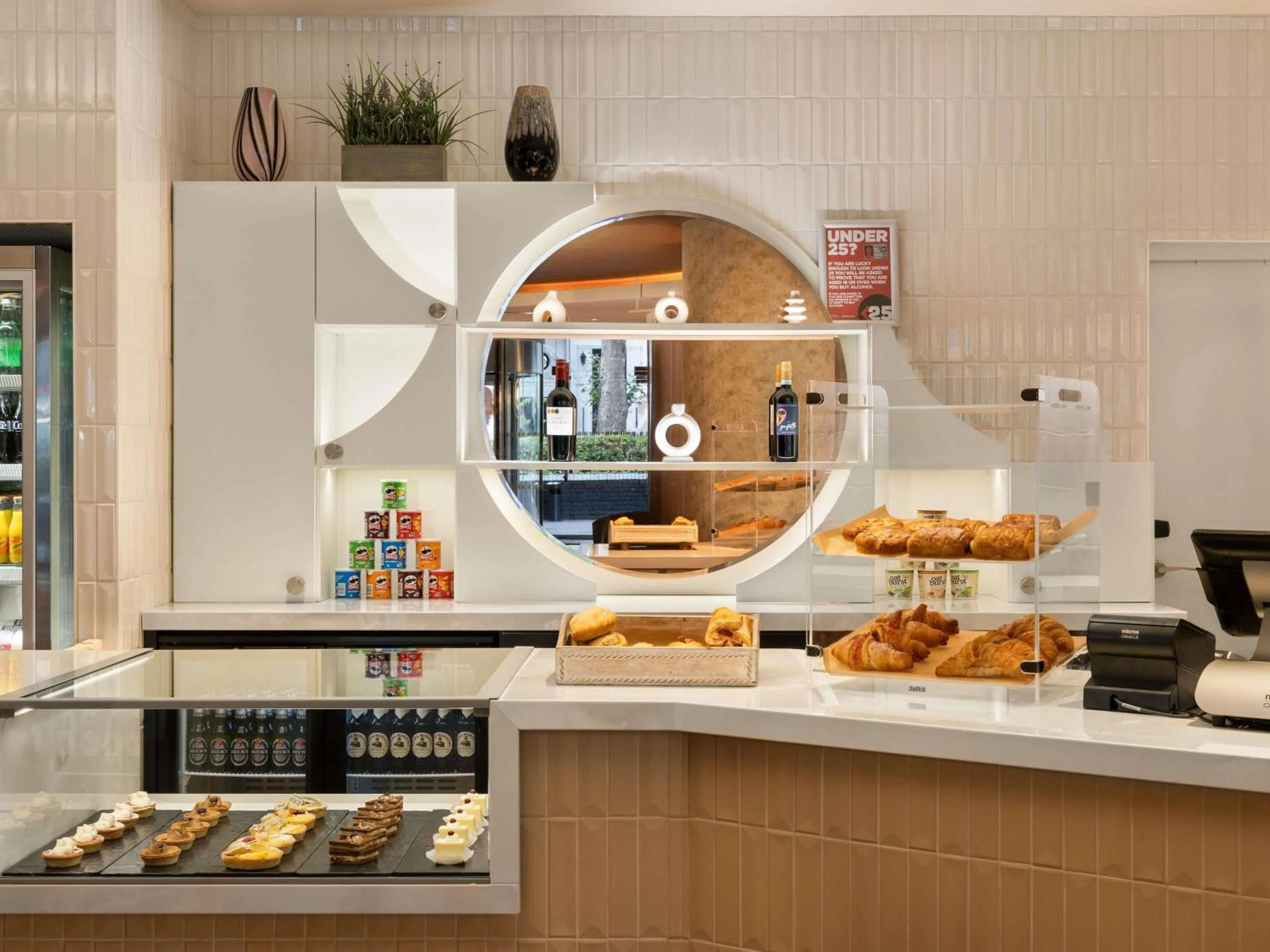 Lounge or bar in Mercure London Earls Court