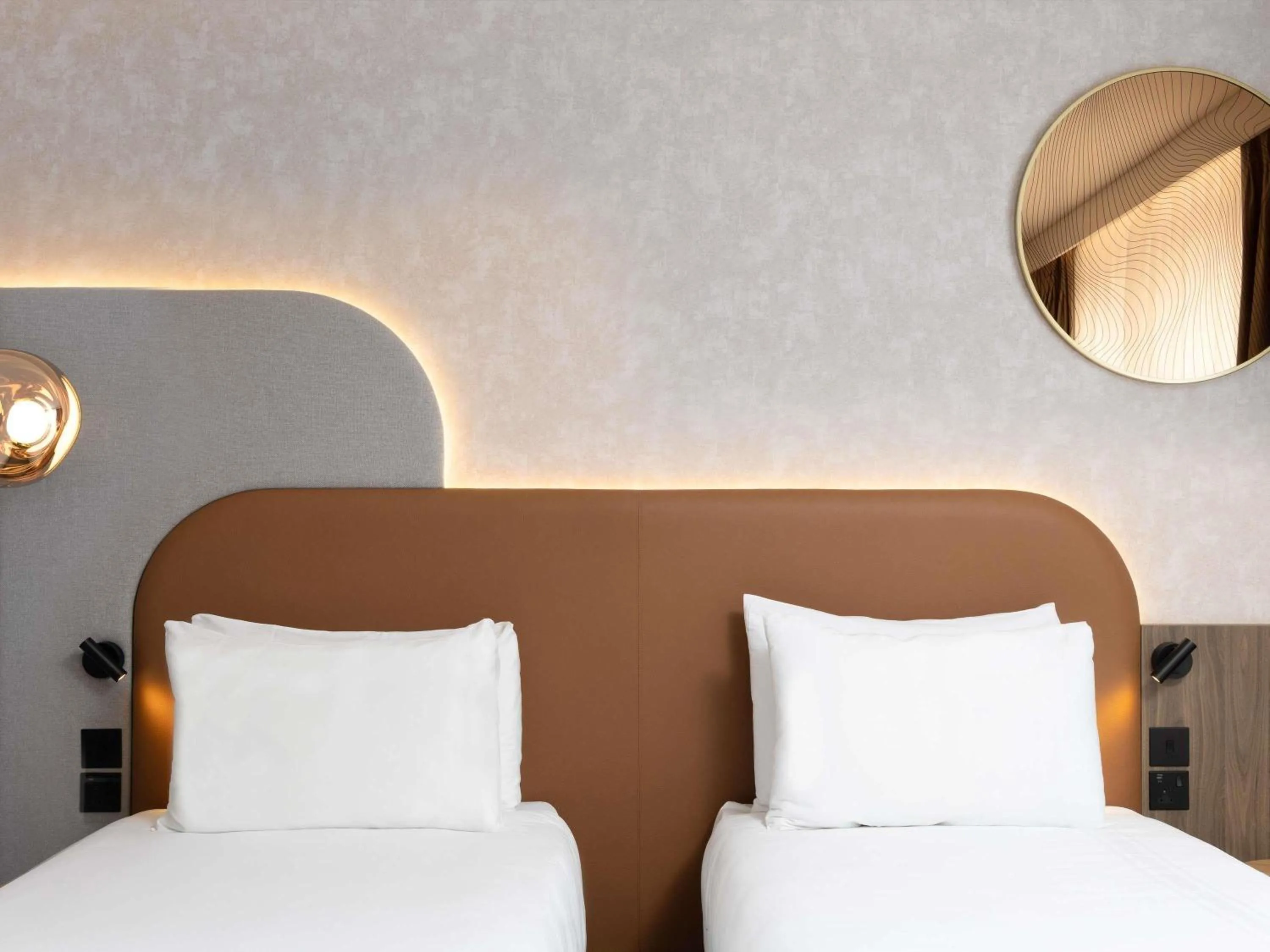 Bedroom, Bed in Mercure London Earls Court