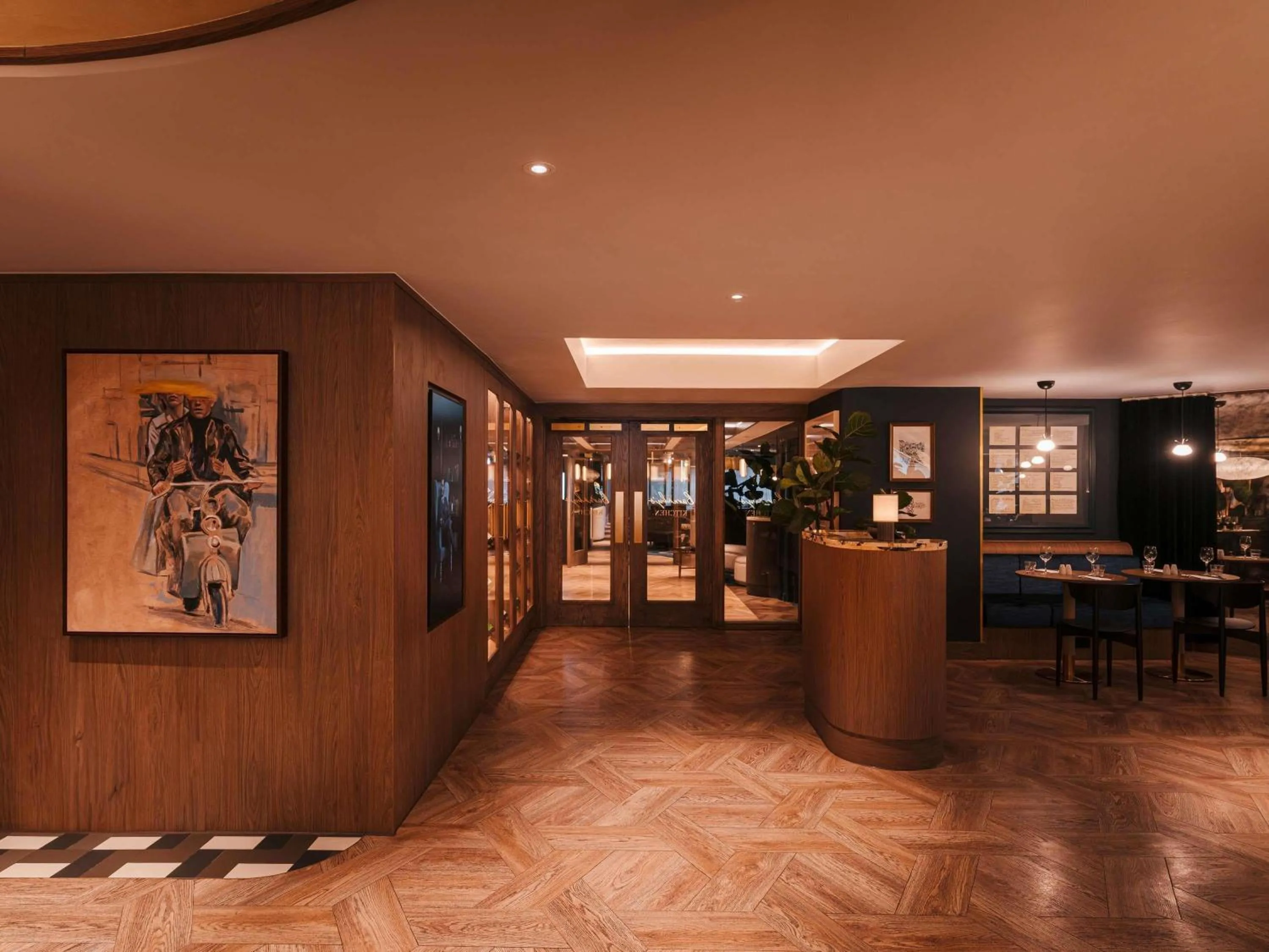 Restaurant/places to eat in Mercure London Earls Court