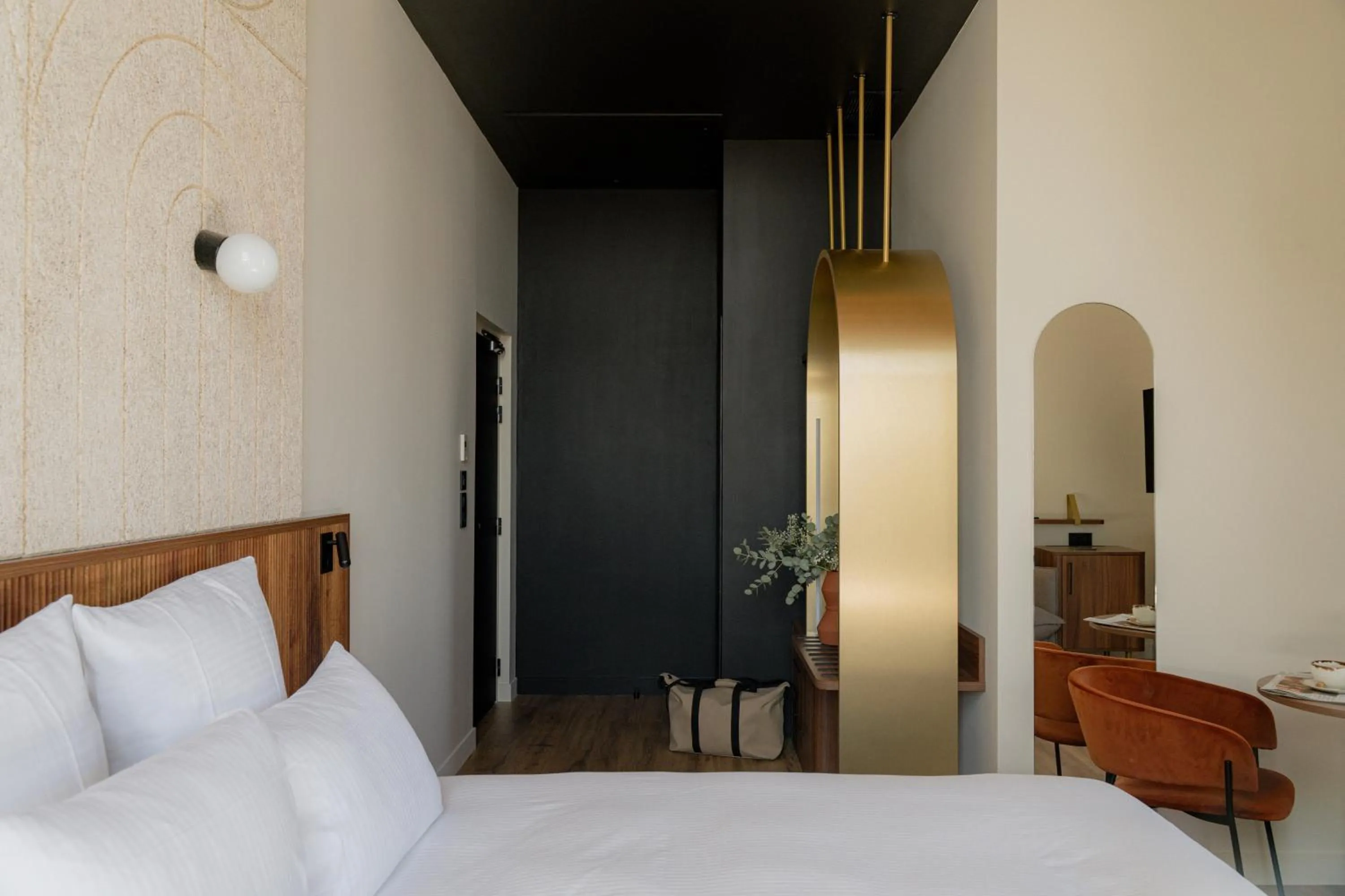 Photo of the whole room, Bed in Hôtel Fort St Laurent Lyon - Handwritten Collection