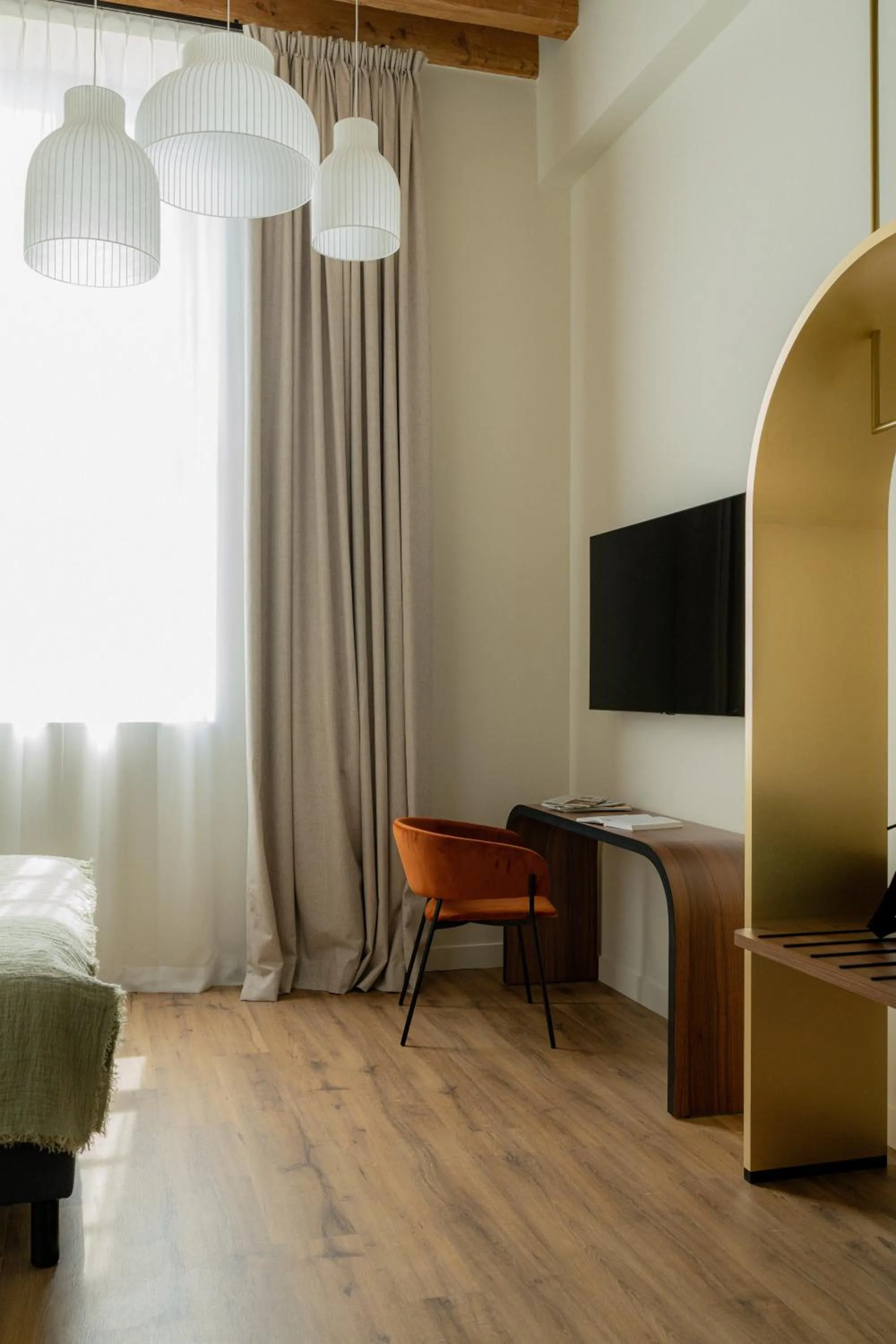 Photo of the whole room, Bed in Hôtel Fort St Laurent Lyon - Handwritten Collection
