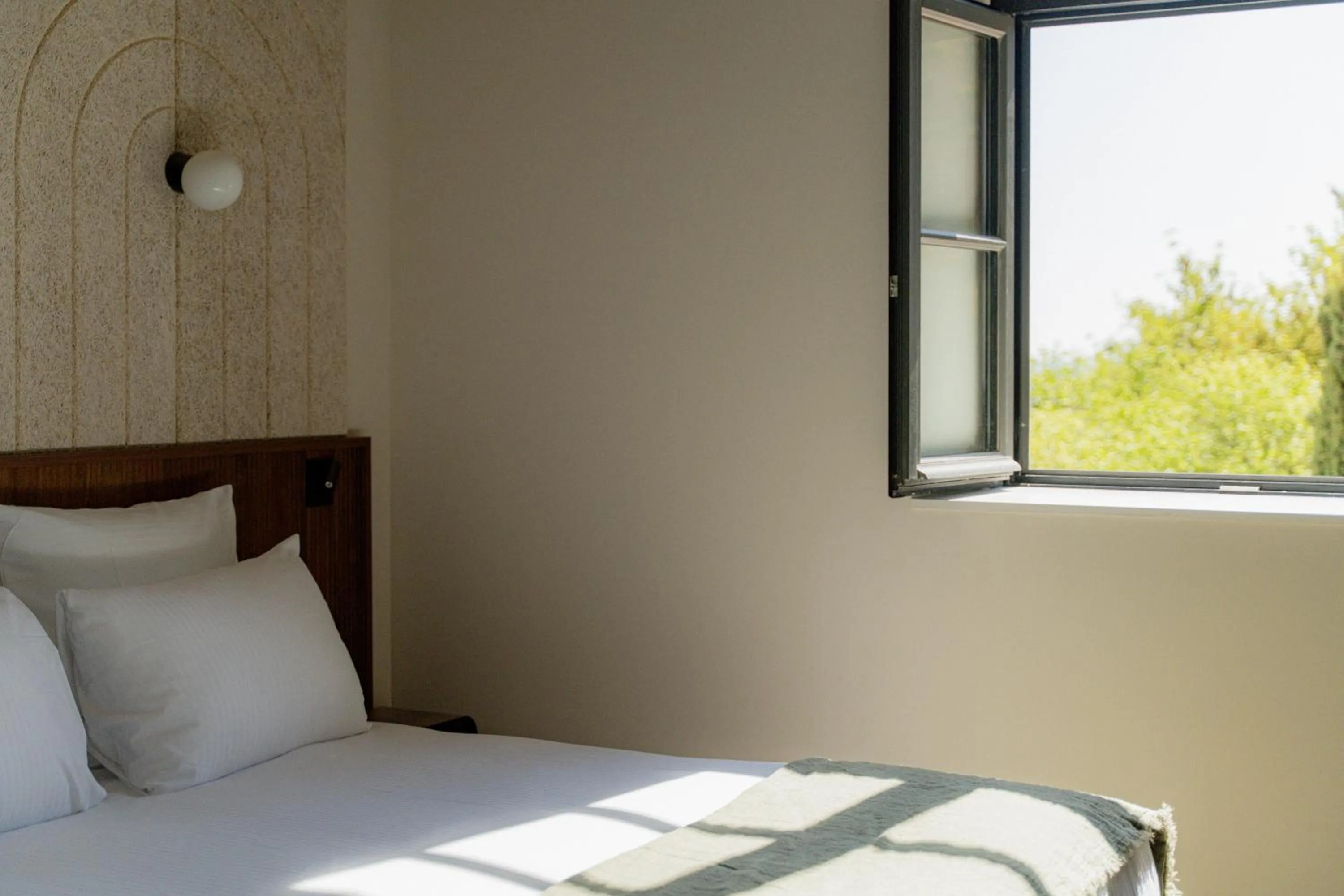 Photo of the whole room, Bed in Hôtel Fort St Laurent Lyon - Handwritten Collection