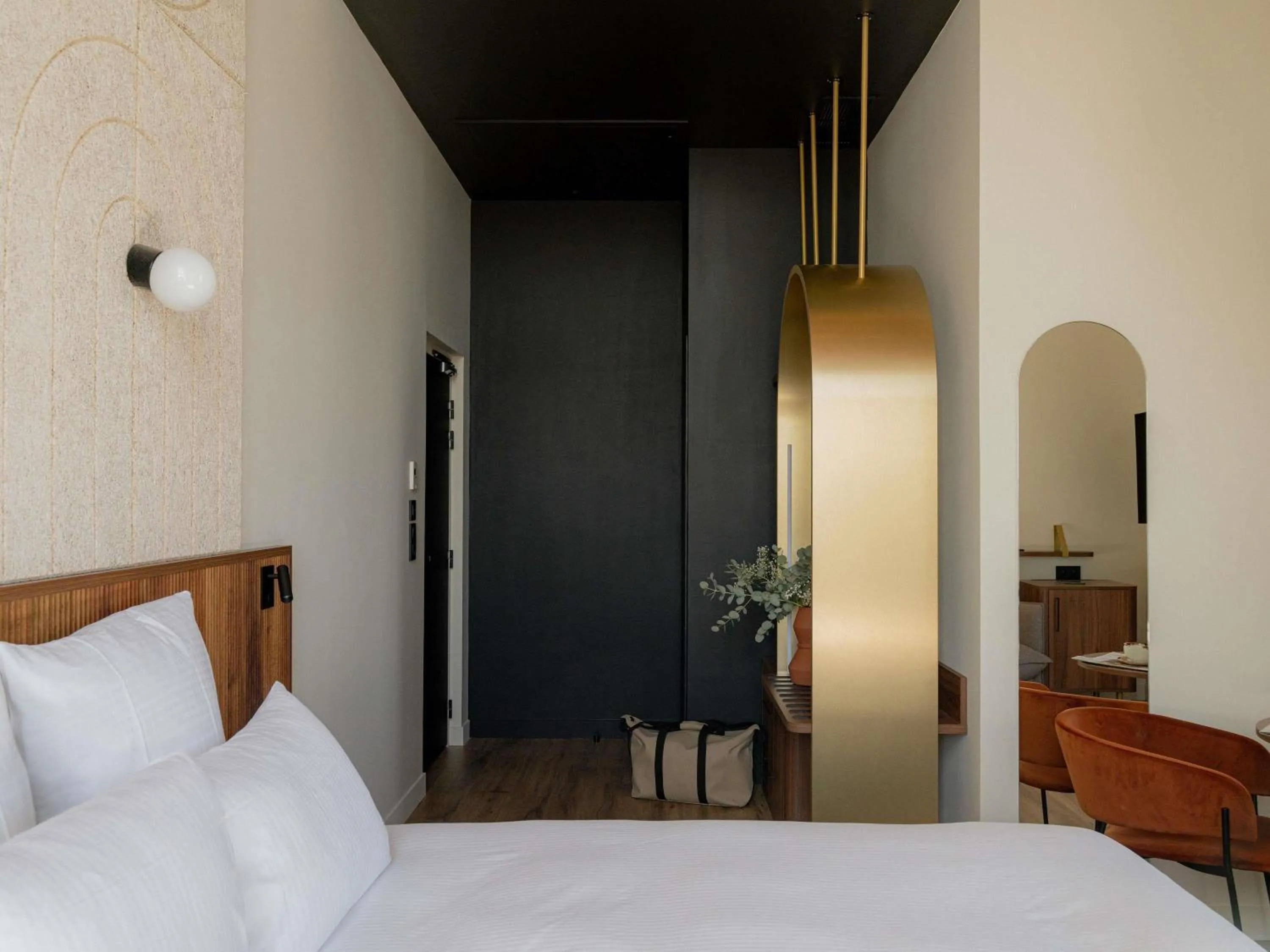 Bedroom, Bed in Hôtel Fort St Laurent Lyon - Handwritten Collection