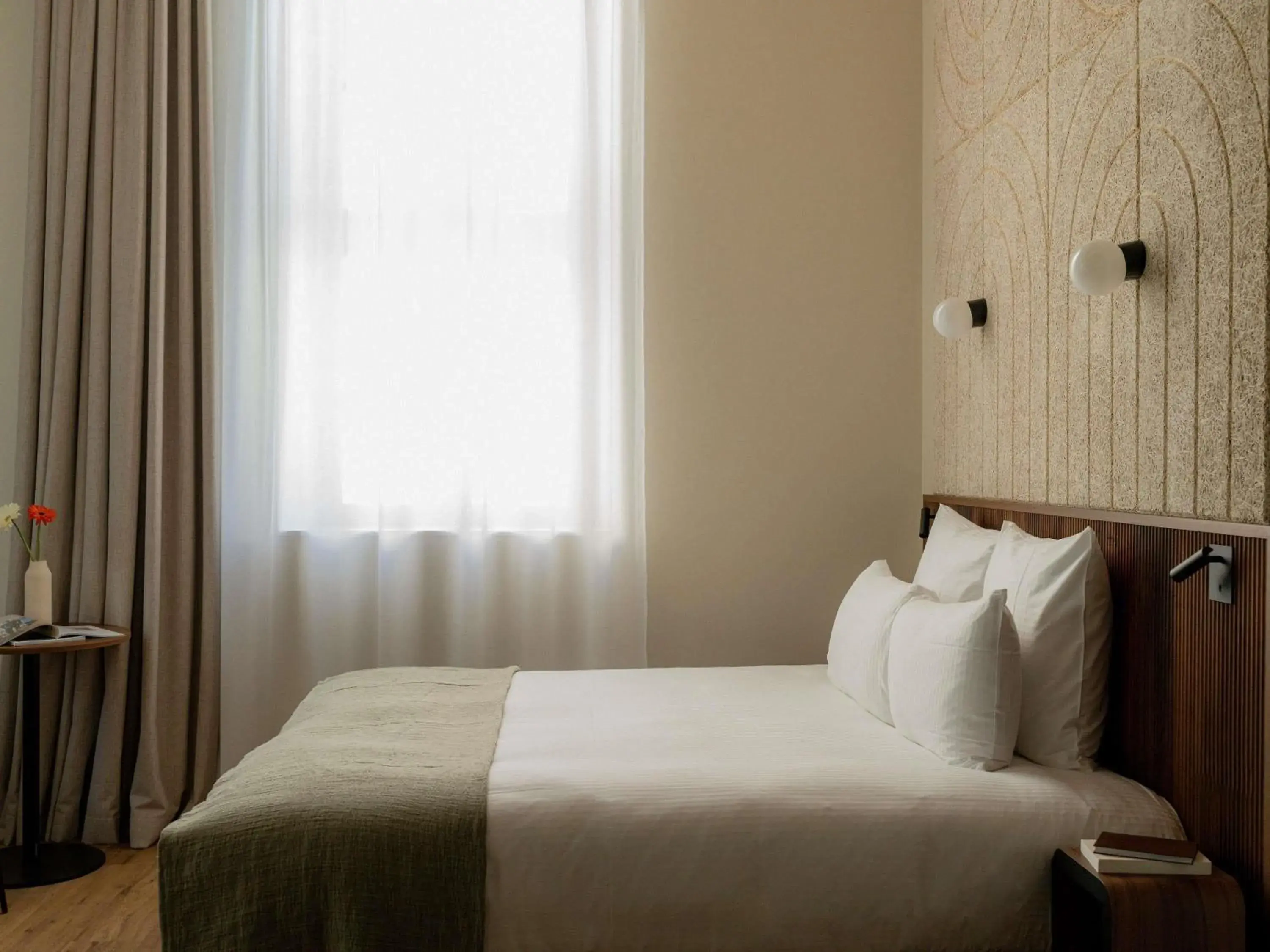 Deluxe Double Room in Hôtel Fort St Laurent Lyon - Handwritten Collection Deluxe Double Room in Hôtel Fort St Laurent Lyon - Handwritten Collection