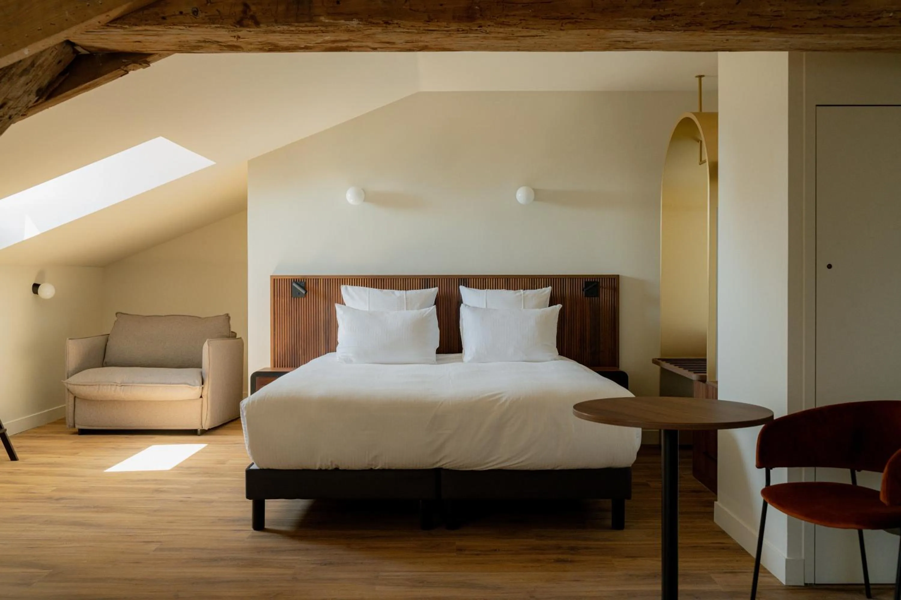 Photo of the whole room, Bed in Hôtel Fort St Laurent Lyon - Handwritten Collection