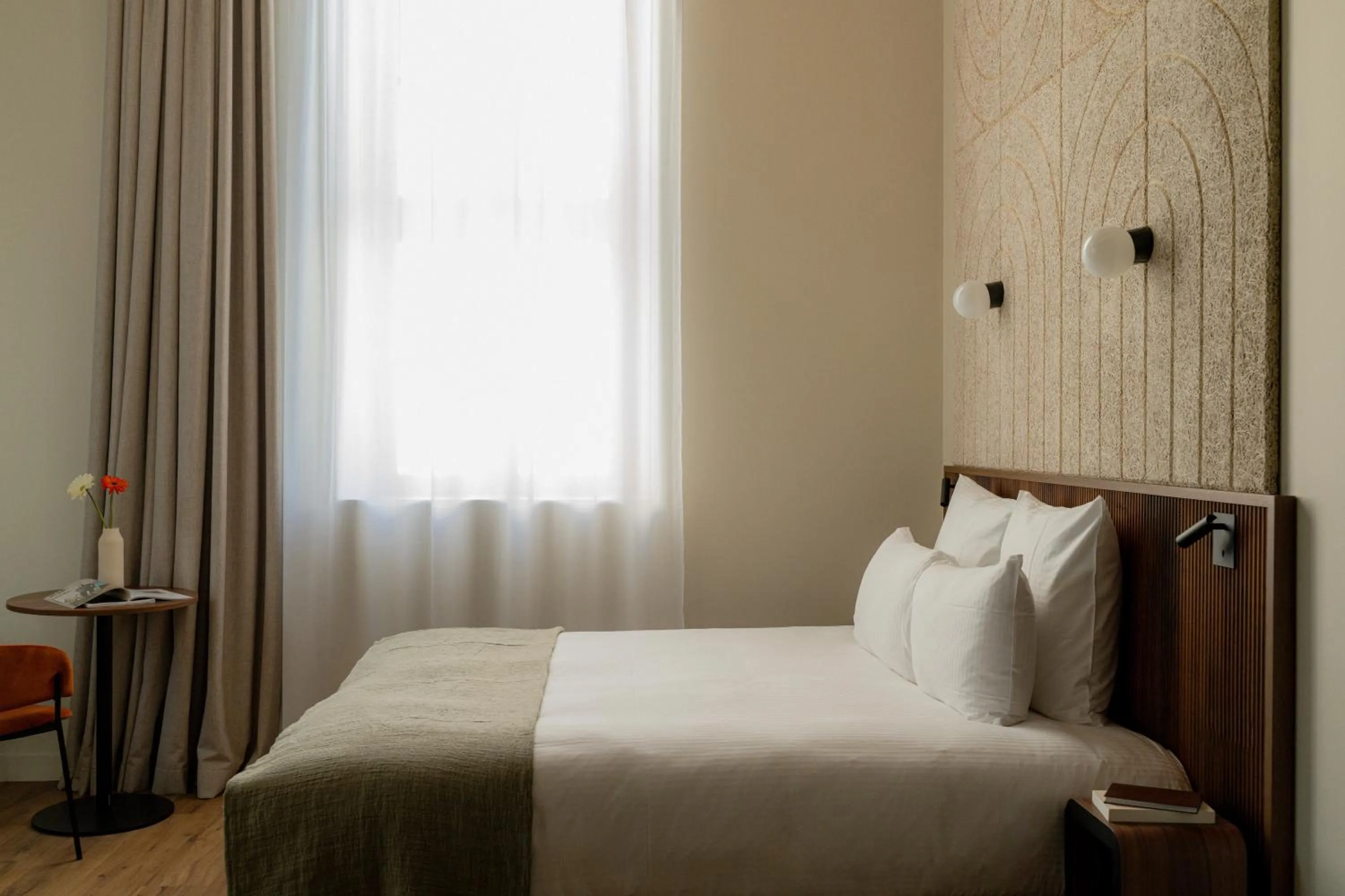 Photo of the whole room, Bed in Hôtel Fort St Laurent Lyon - Handwritten Collection