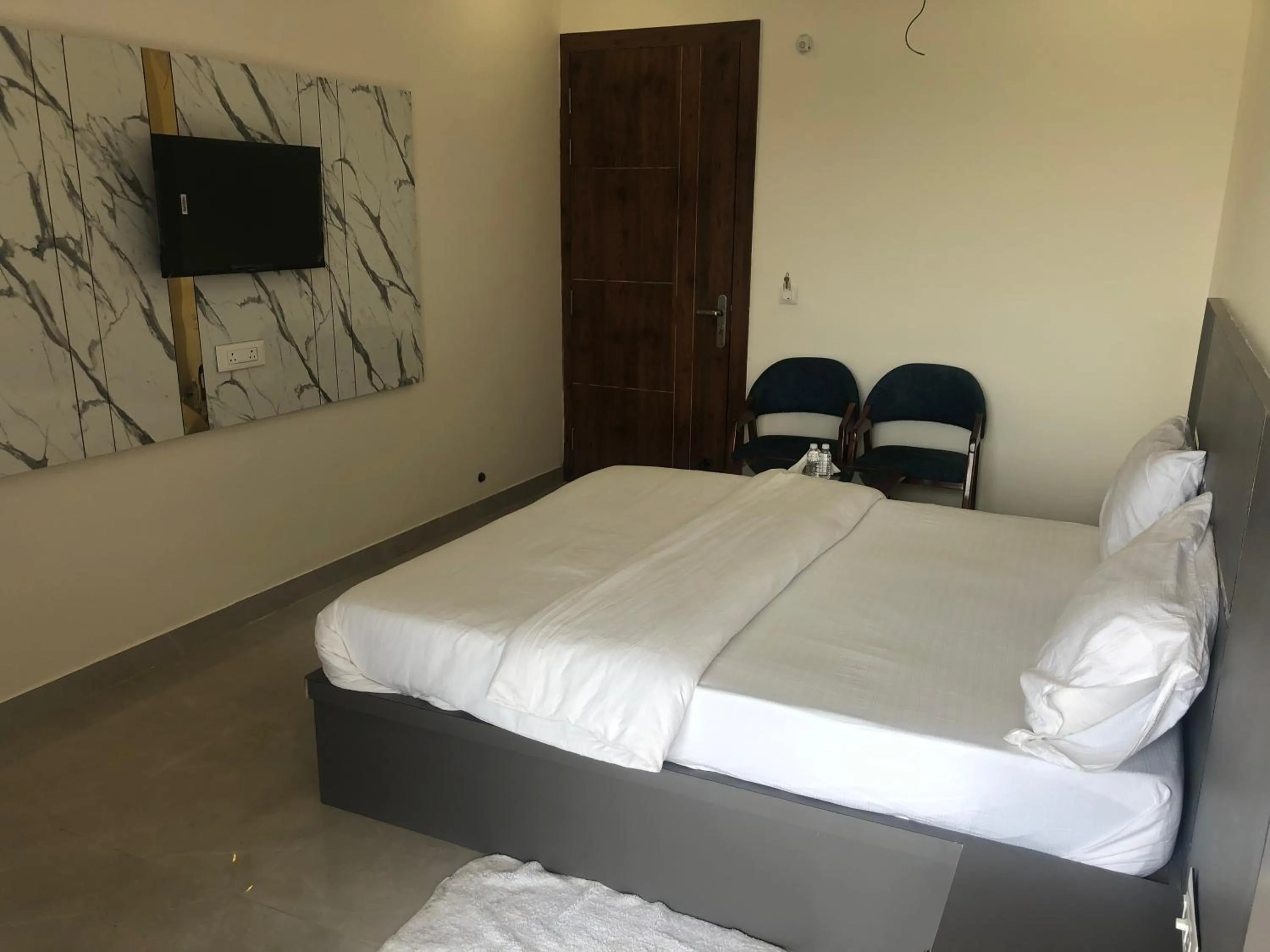 TV and multimedia, Bed in C T Heights Inn