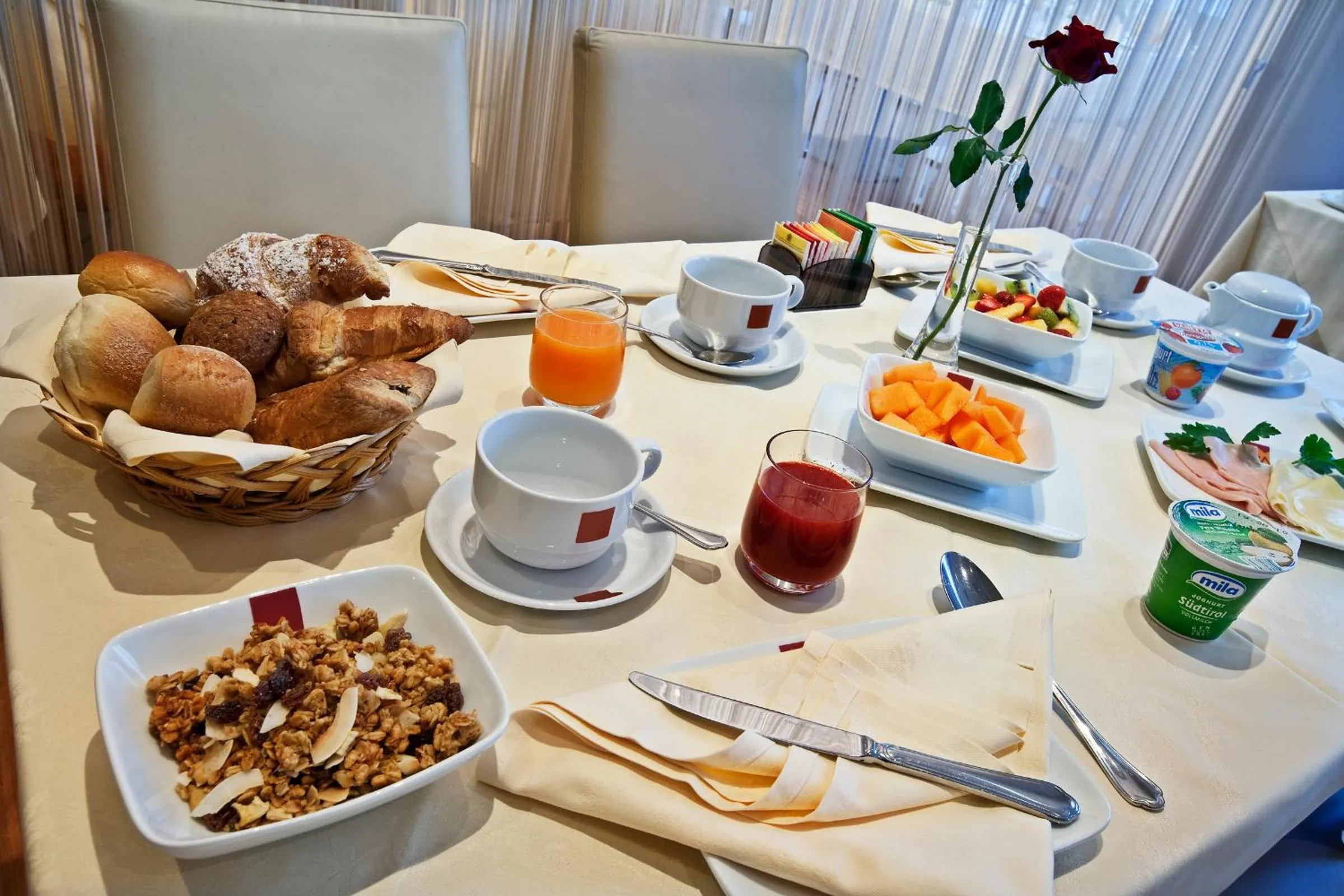 Restaurant/places to eat in Hotel Rafael