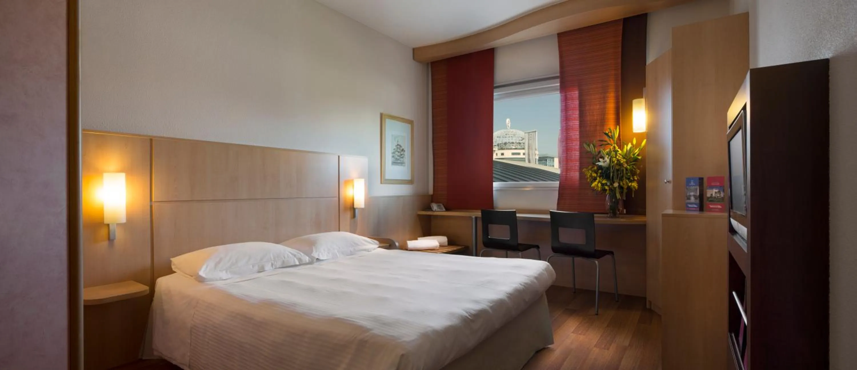 Photo of the whole room, Bed in Hotel Rafael