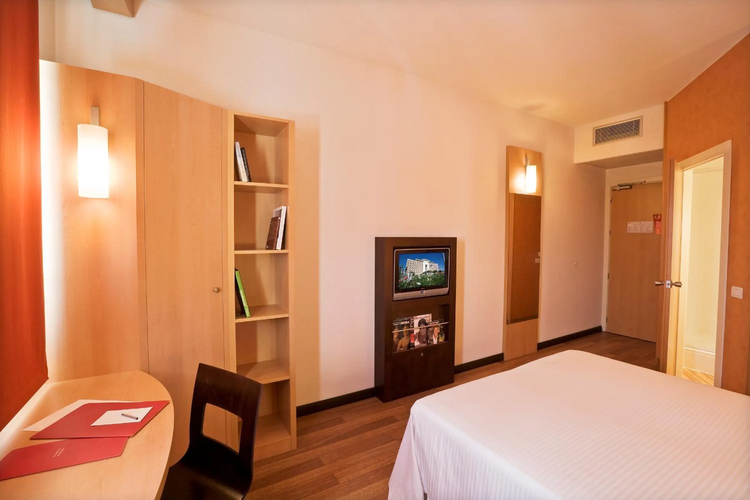 Photo of the whole room, Bed in Hotel Rafael